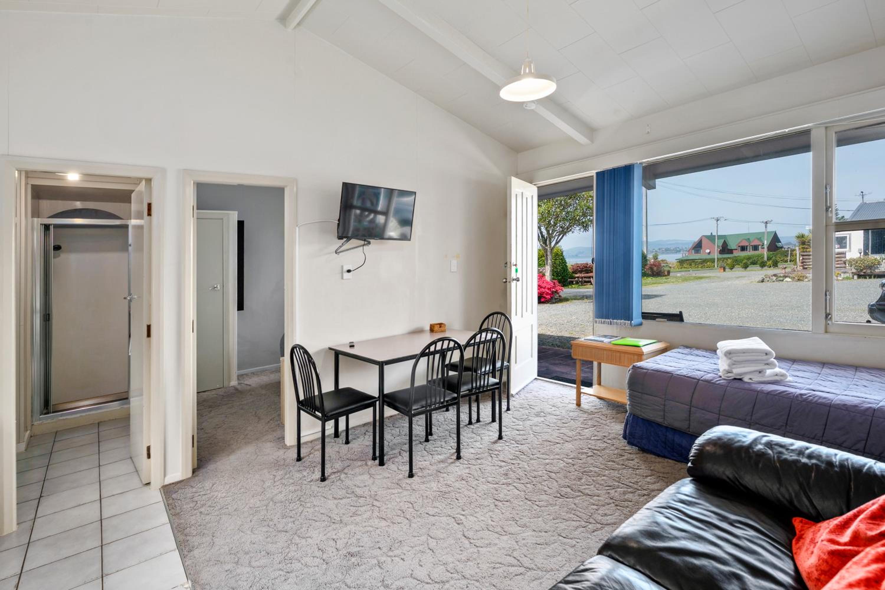 Jack & Di's Waiteti Lakefront Motel