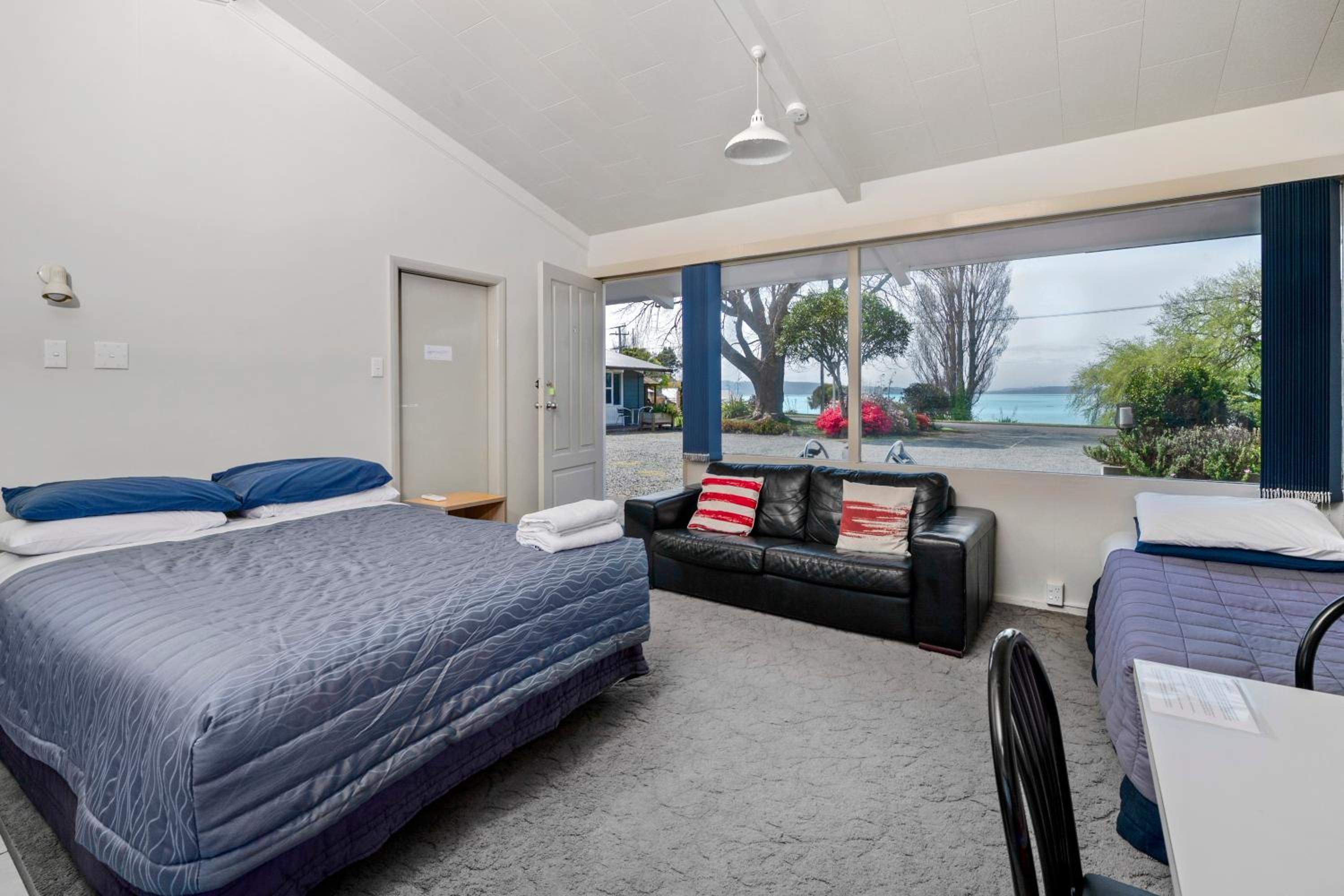 Jack & Di's Waiteti Lakefront Motel