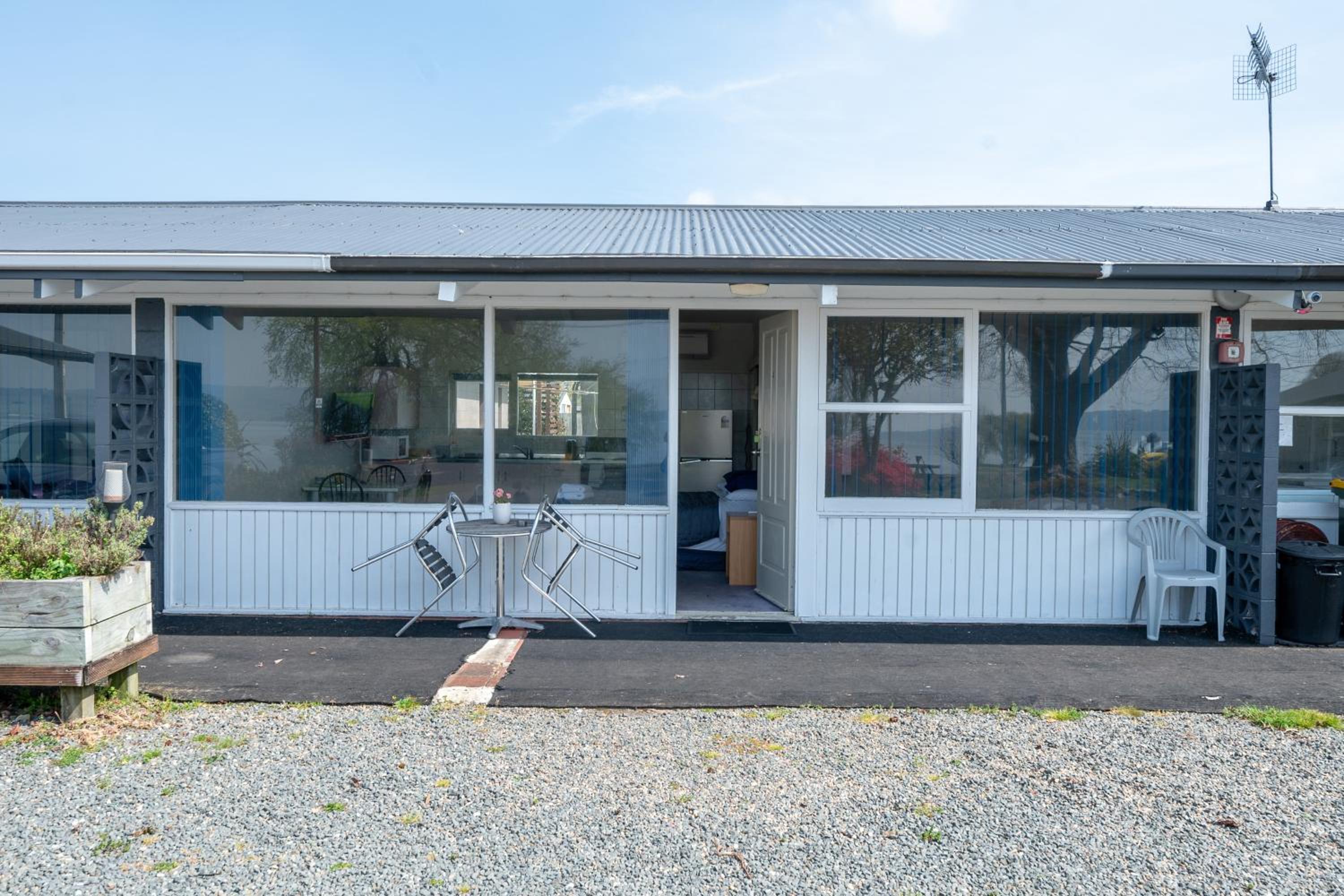 Jack & Di's Waiteti Lakefront Motel