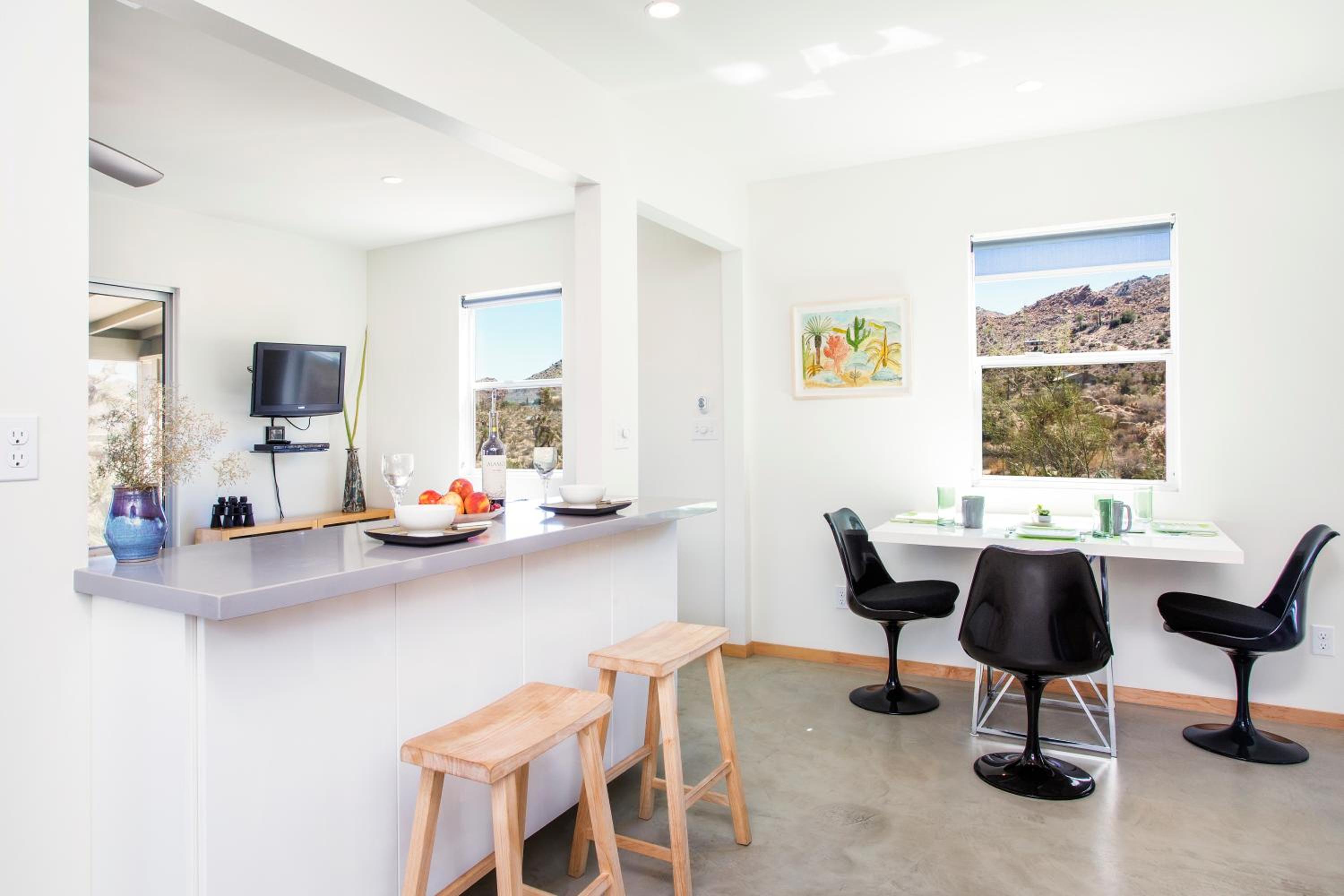 Joshua Tree Dream Weaver hot tub & National Park view 5