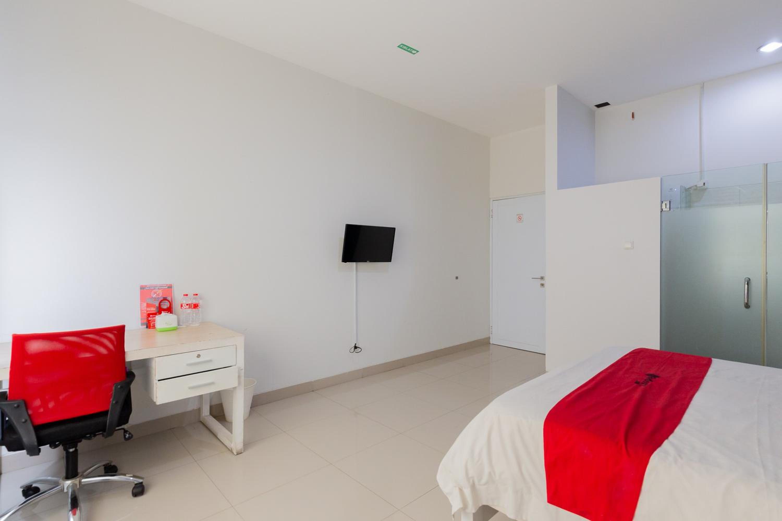 RedDoorz Plus near Living Plaza Jababeka