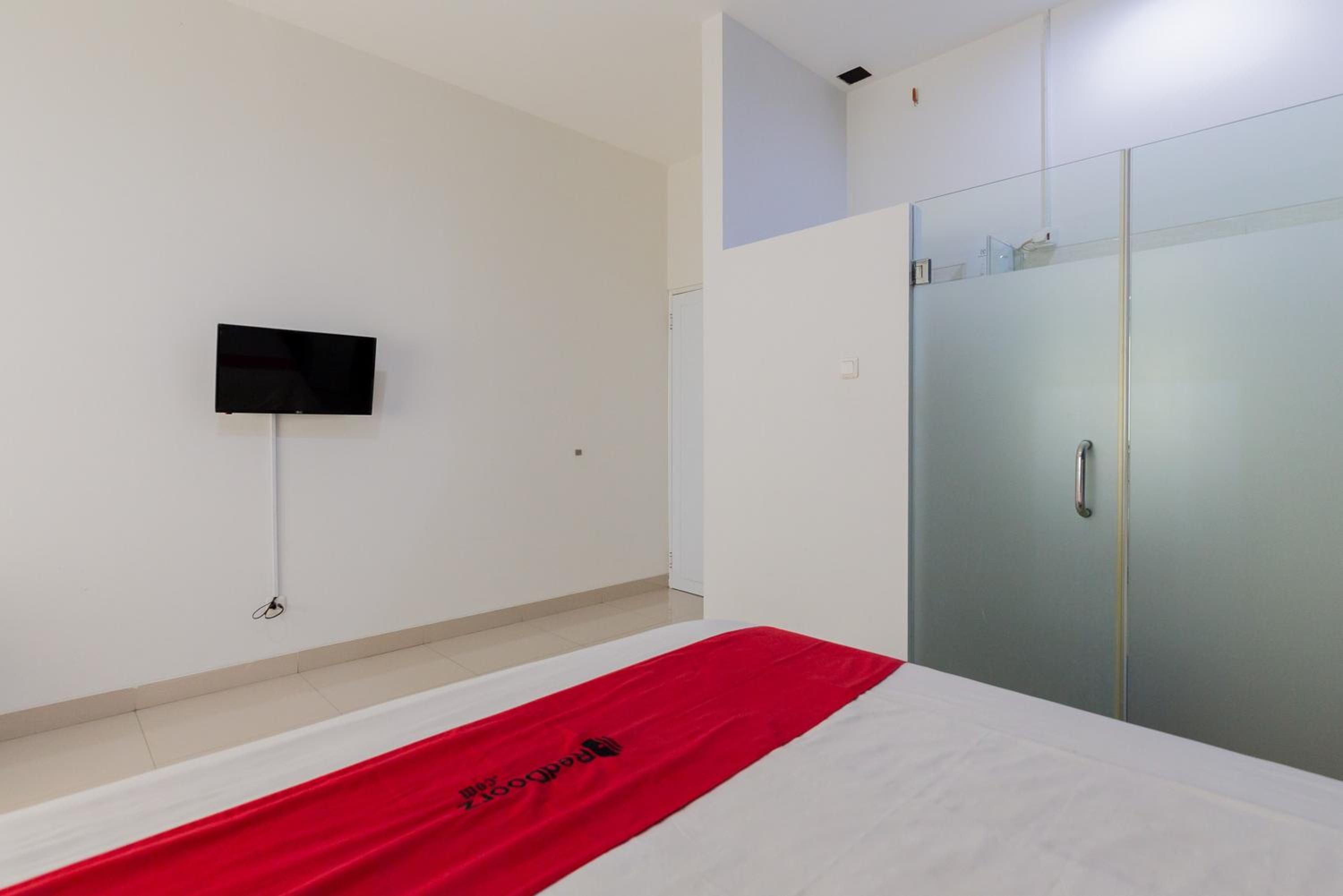 RedDoorz Plus near Living Plaza Jababeka, Bekasi - 18