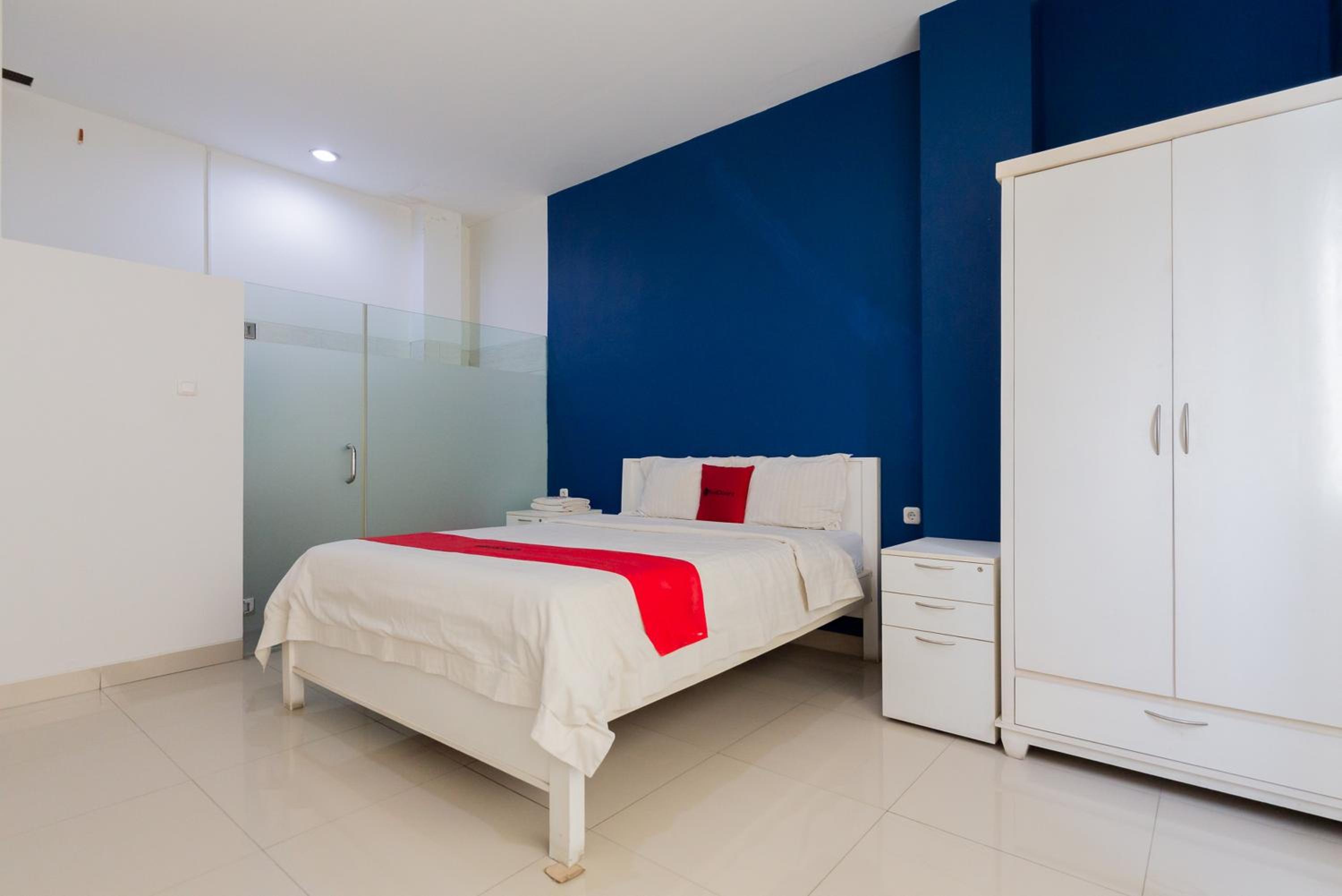 RedDoorz Plus near Living Plaza Jababeka