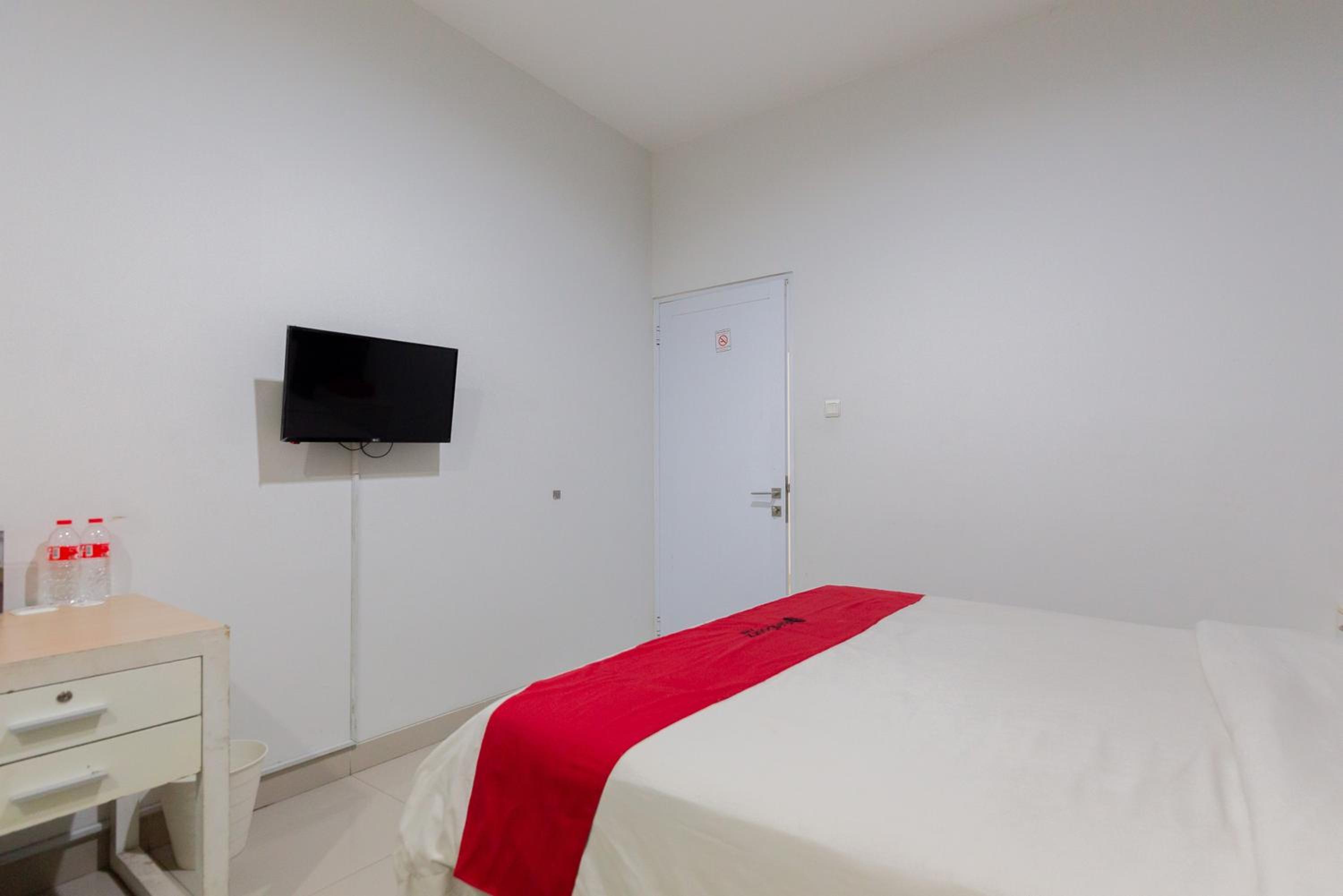 RedDoorz Plus near Living Plaza Jababeka, Bekasi - 23