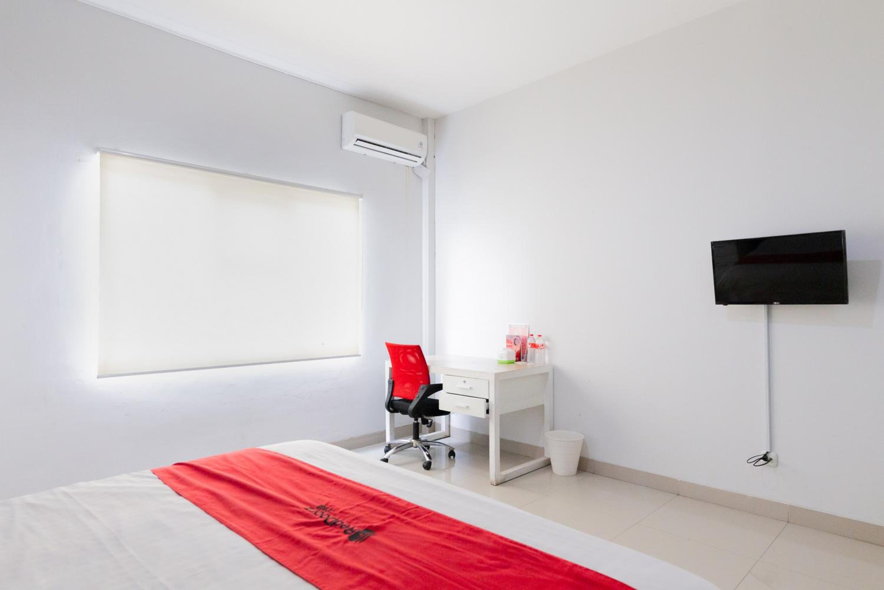 RedDoorz Plus near Living Plaza Jababeka