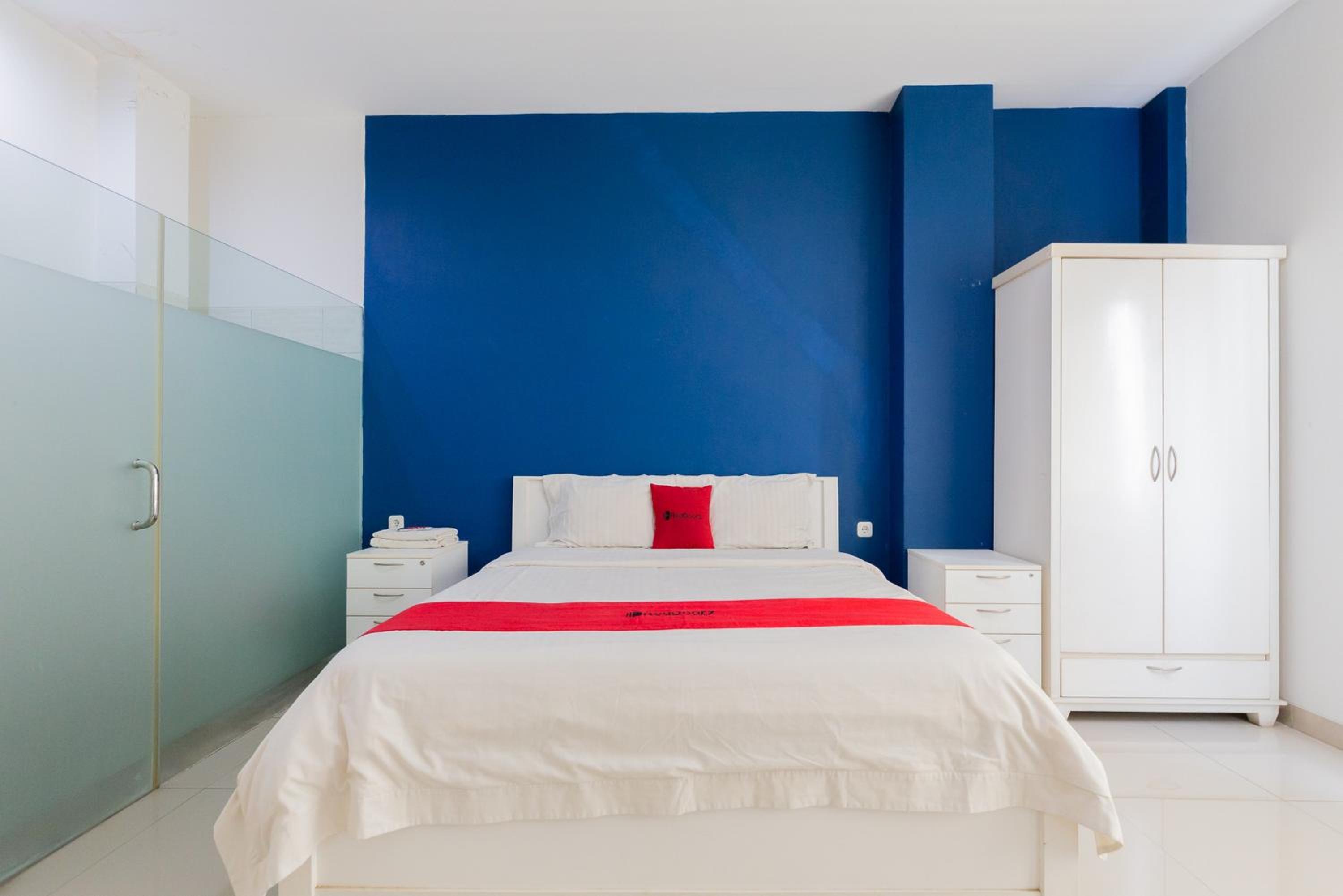 RedDoorz Plus near Living Plaza Jababeka
