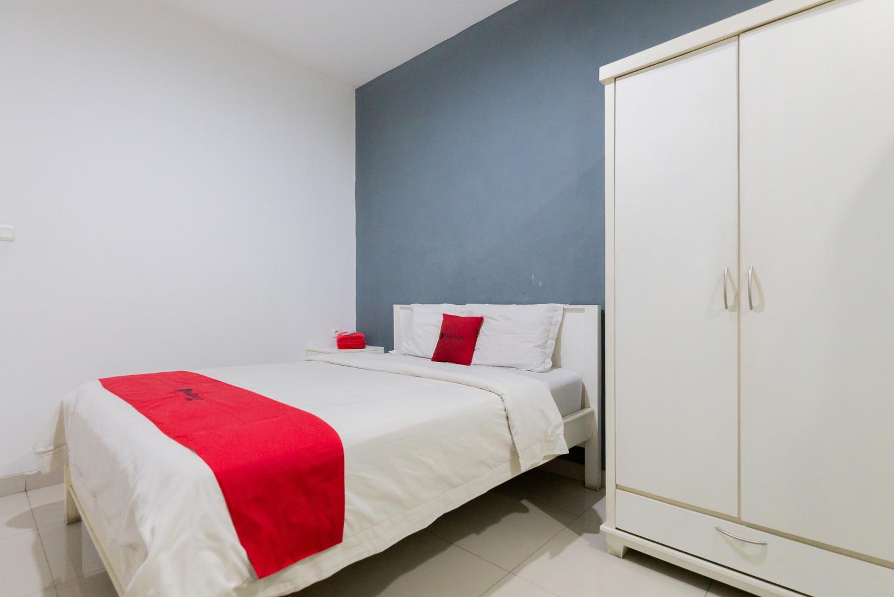 RedDoorz Plus near Living Plaza Jababeka