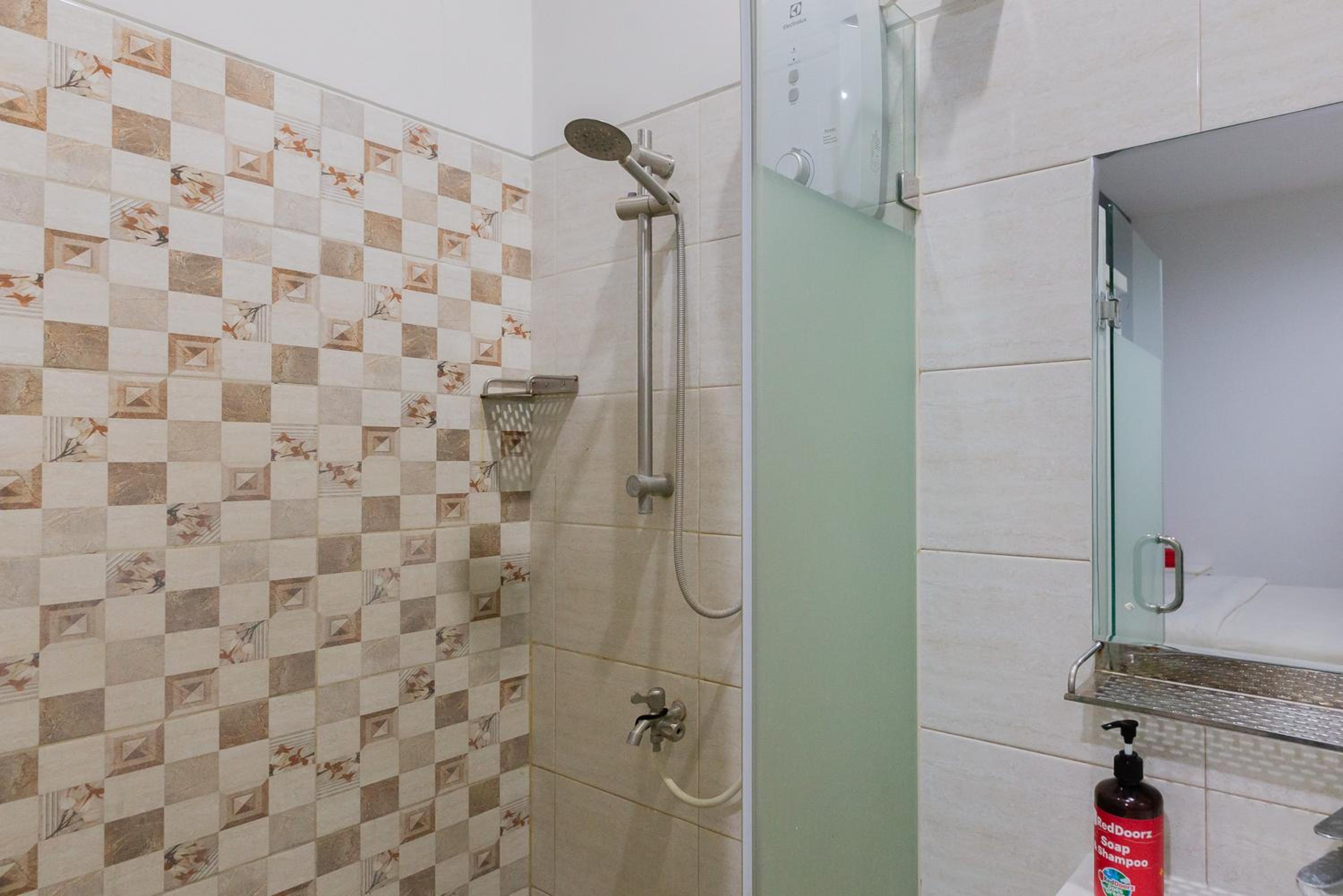 RedDoorz Plus near Living Plaza Jababeka, Bekasi - 9
