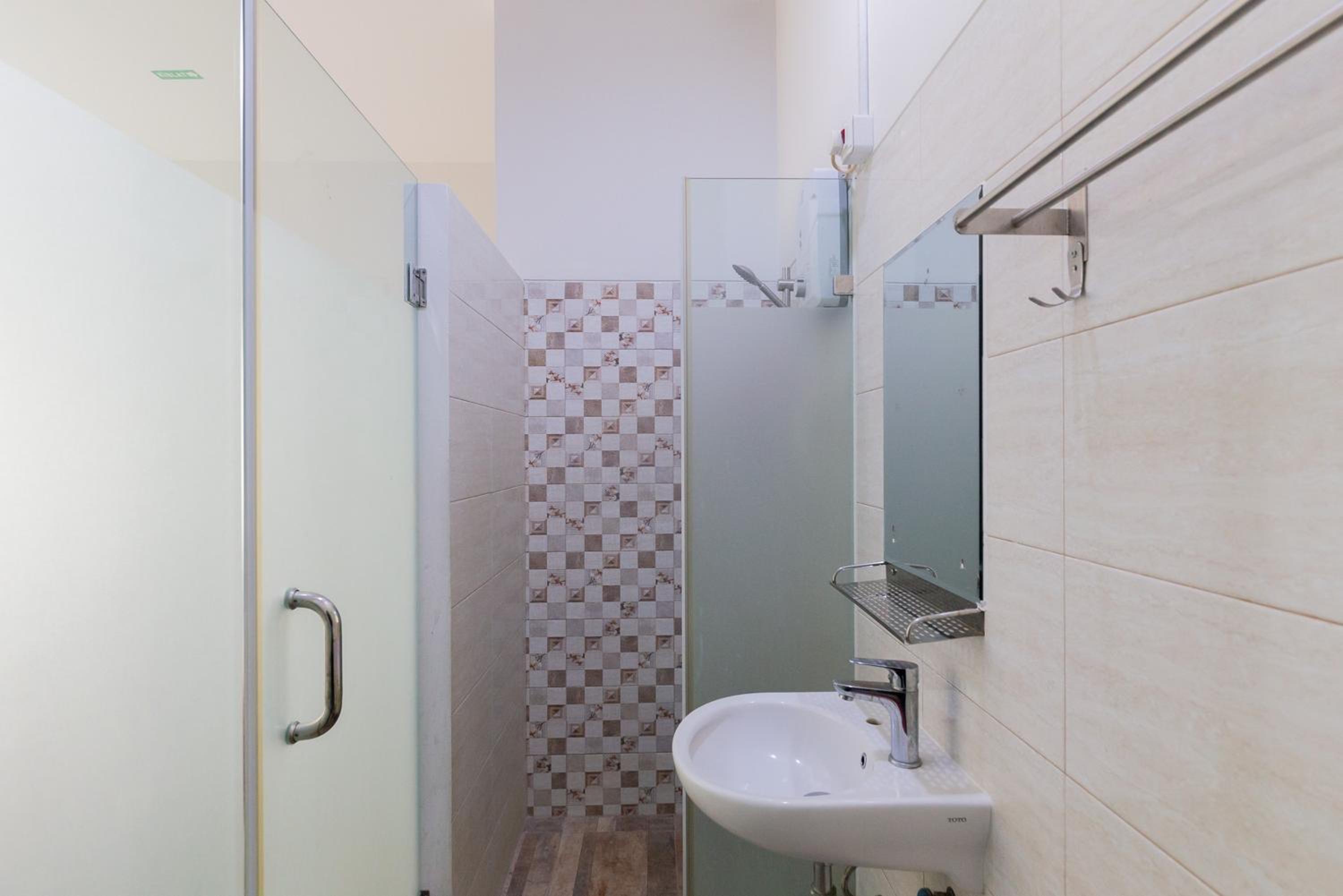 RedDoorz Plus near Living Plaza Jababeka, Bekasi - 24