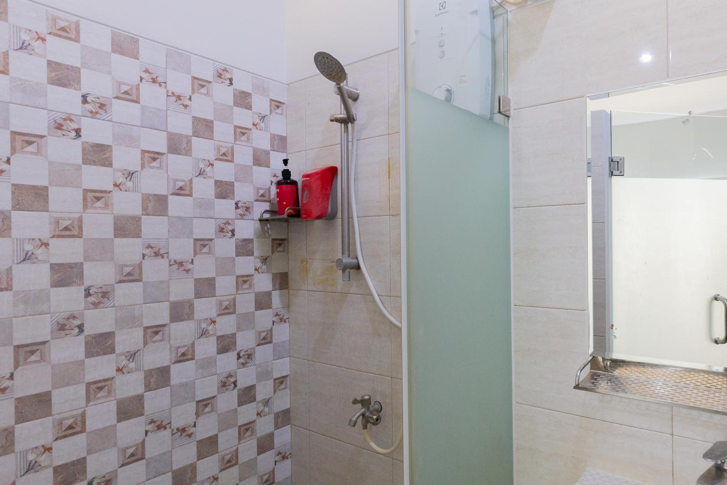 RedDoorz Plus near Living Plaza Jababeka, Bekasi - 10