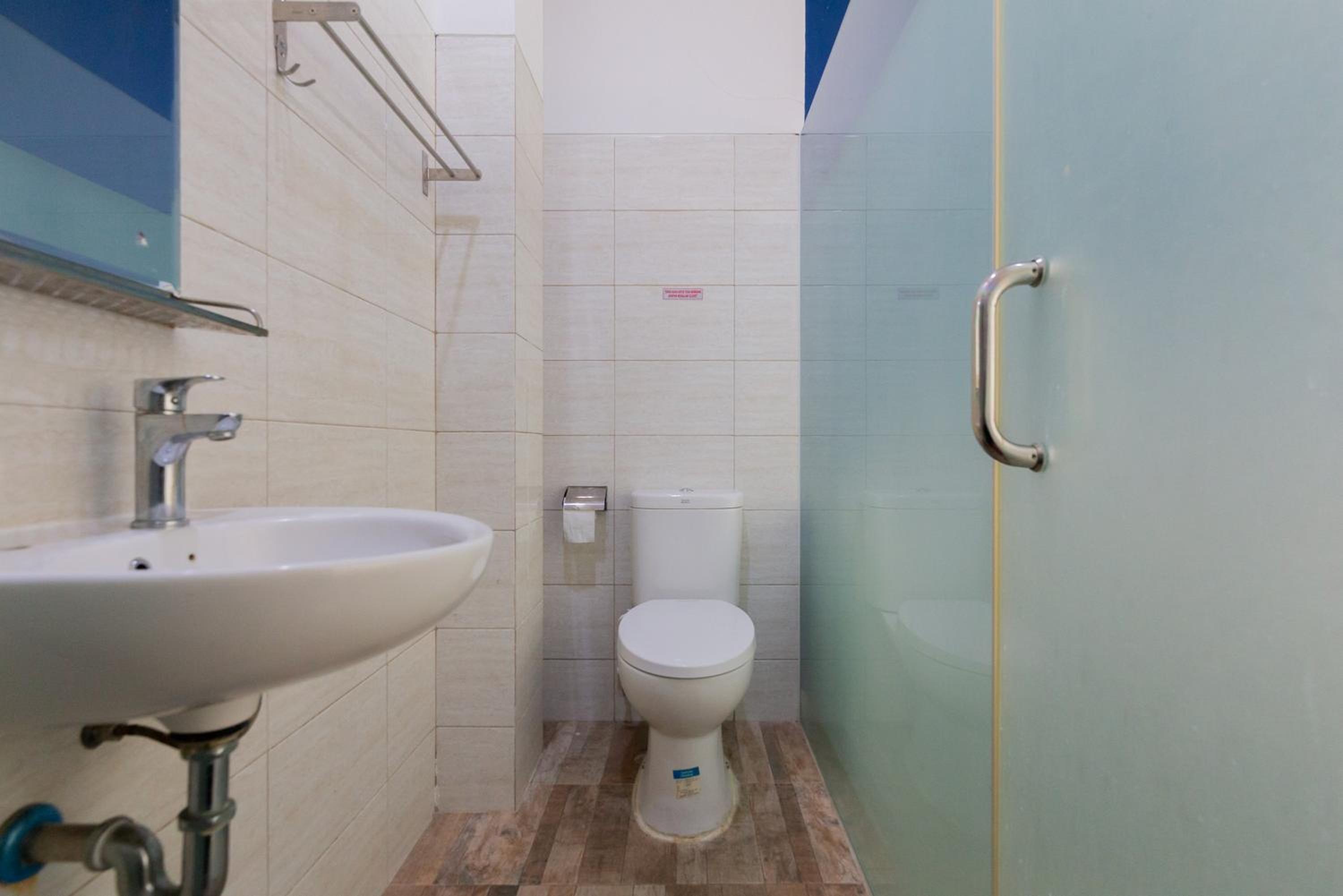 RedDoorz Plus near Living Plaza Jababeka, Bekasi - 14