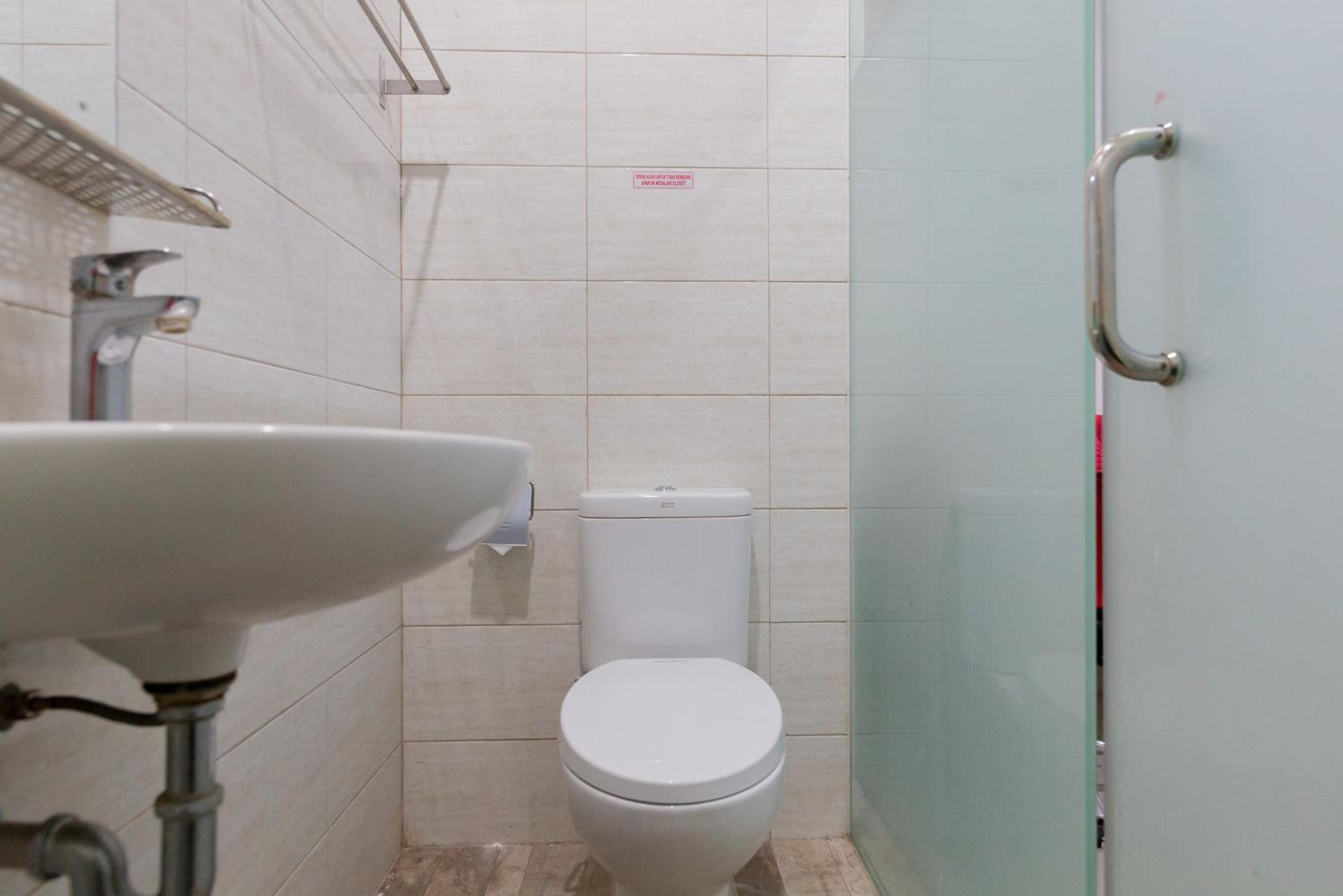 RedDoorz Plus near Living Plaza Jababeka, Bekasi - 12