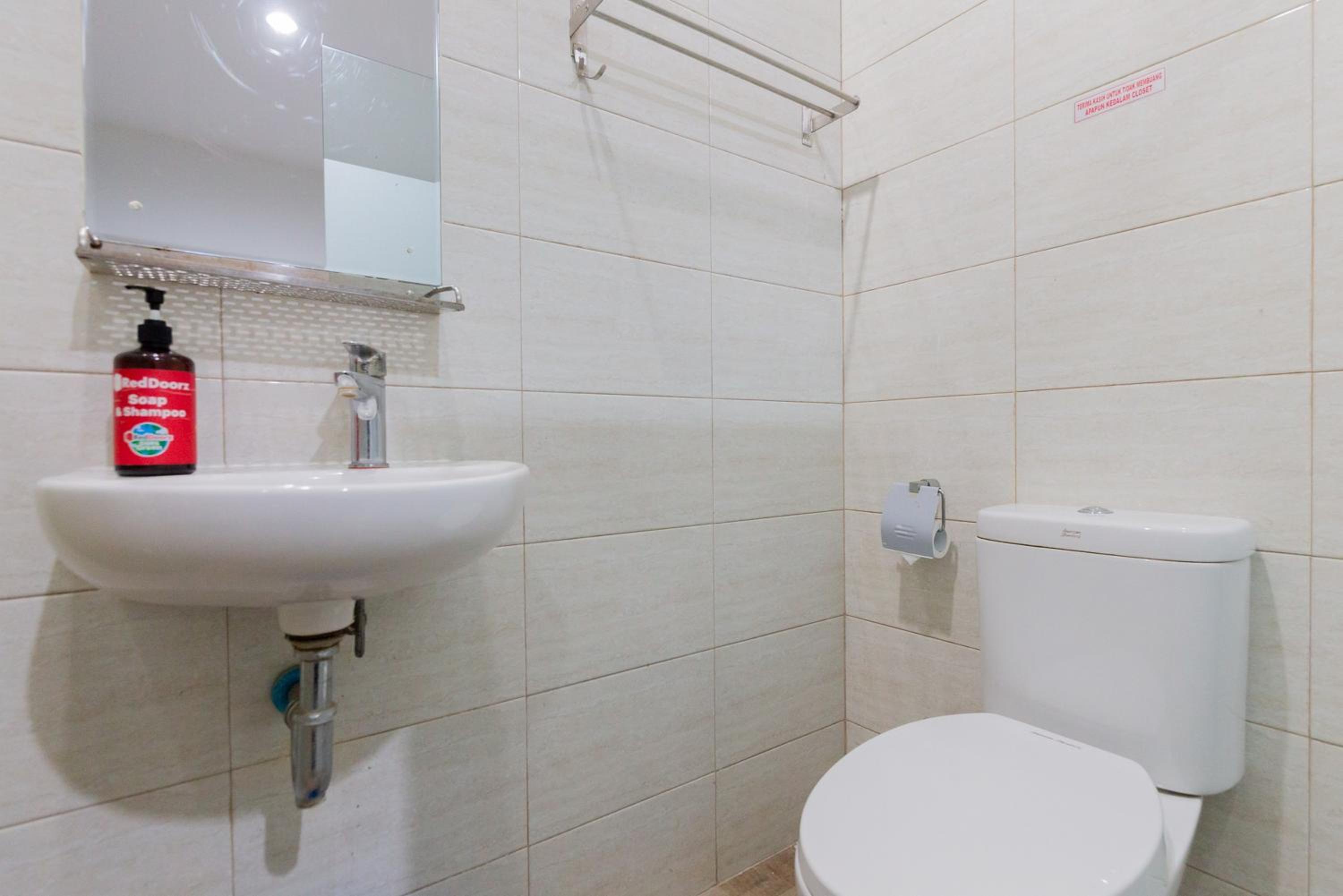 RedDoorz Plus near Living Plaza Jababeka, Bekasi - 22