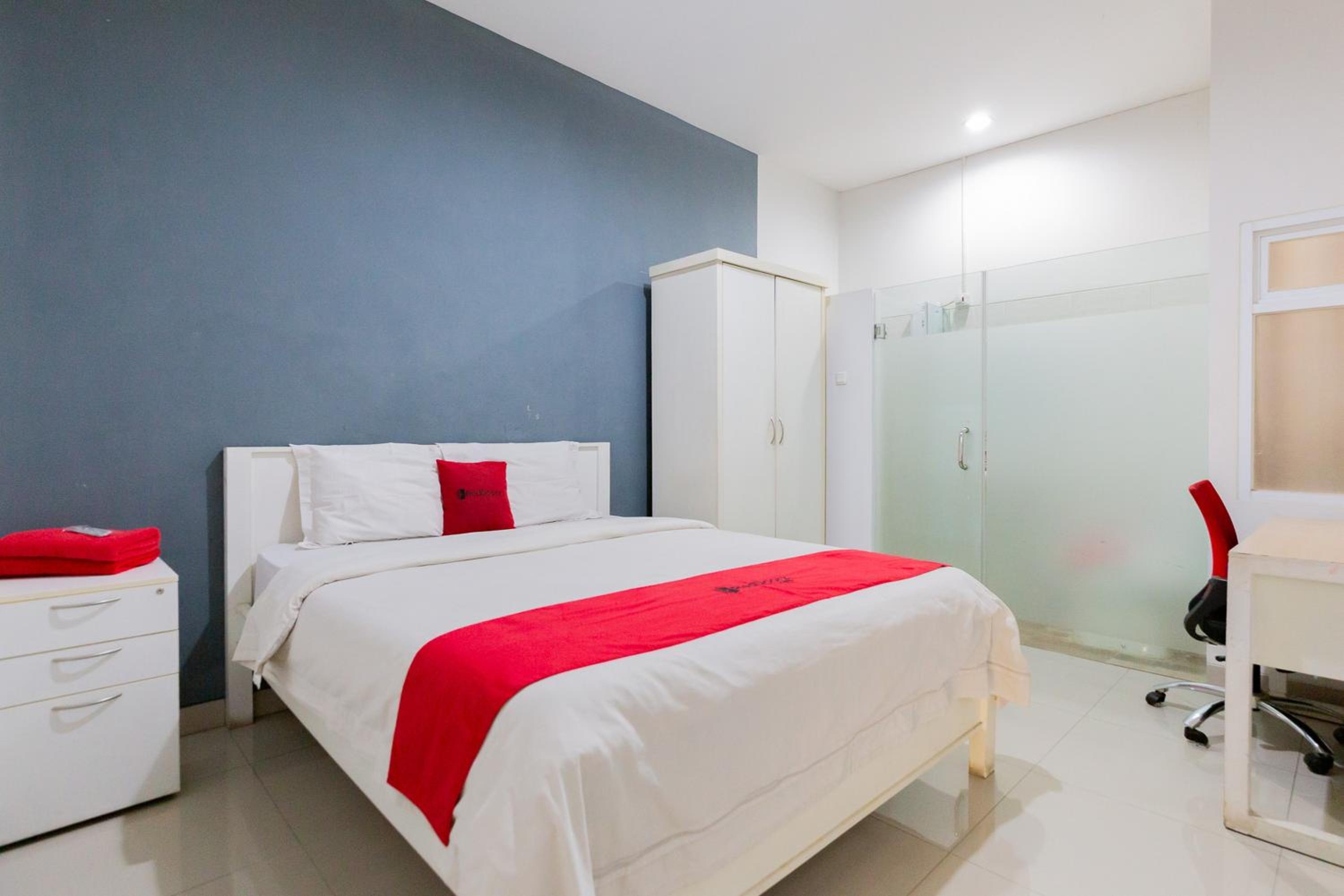 RedDoorz Plus near Living Plaza Jababeka, Bekasi - 16