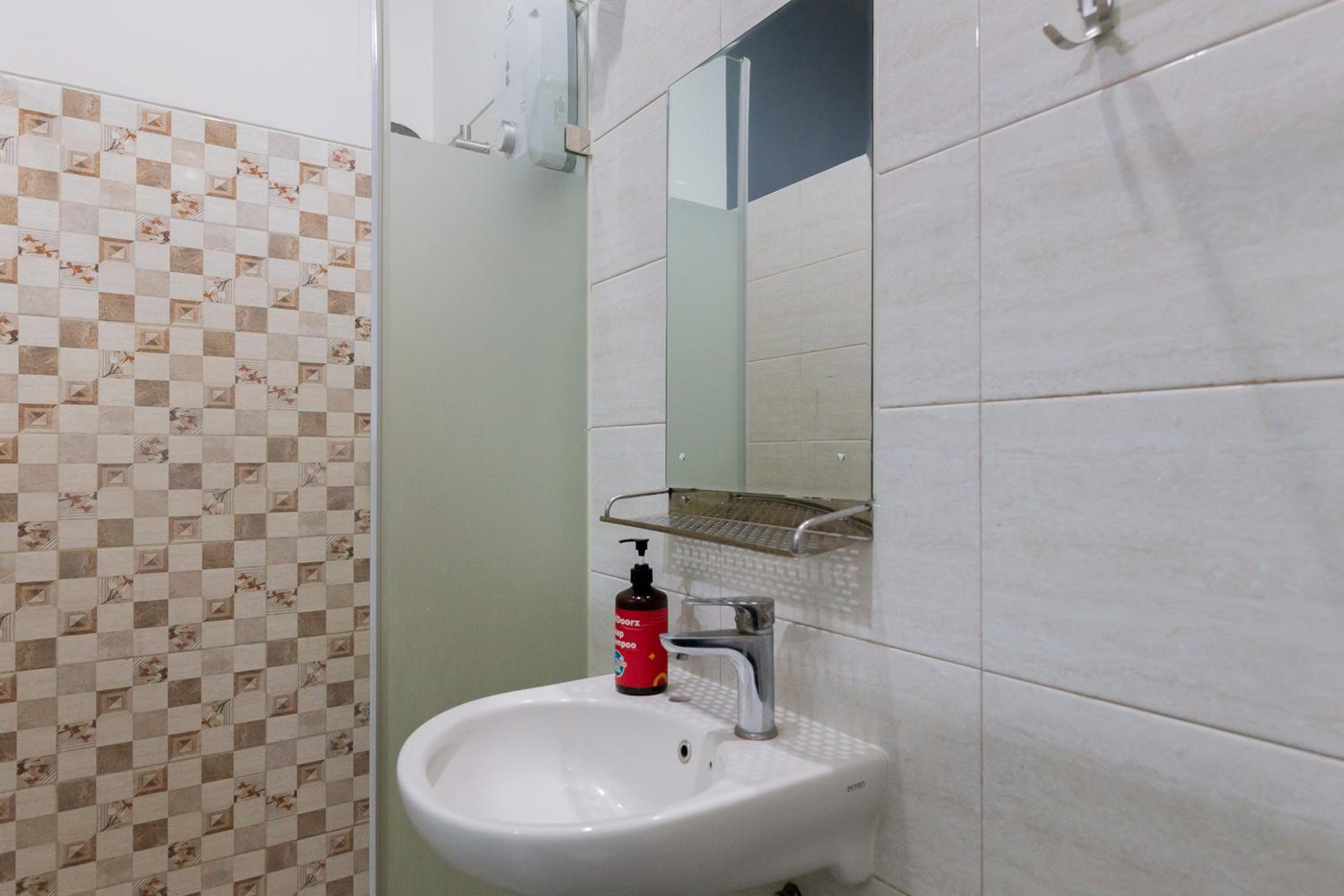 RedDoorz Plus near Living Plaza Jababeka, Bekasi - 13