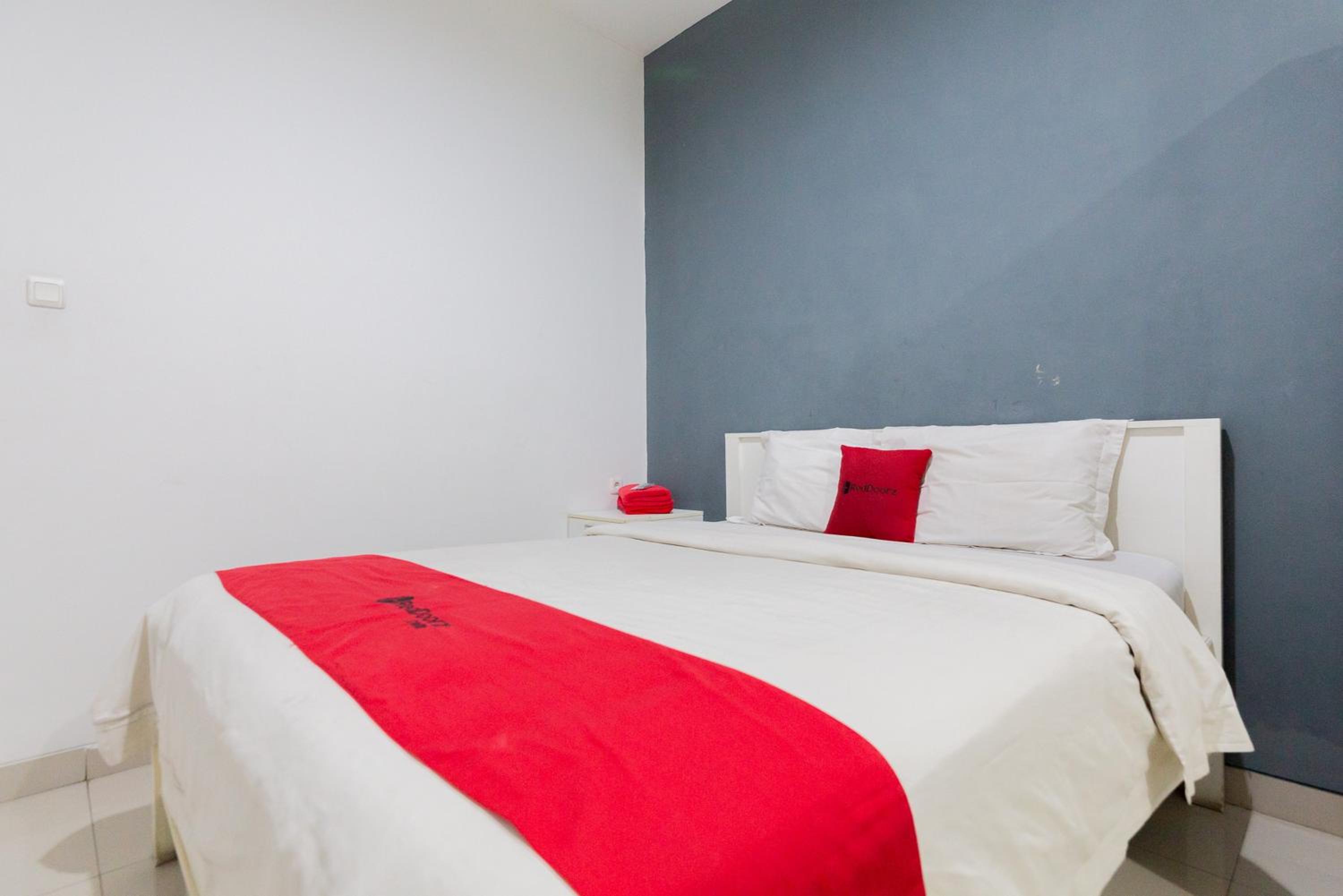 RedDoorz Plus near Living Plaza Jababeka