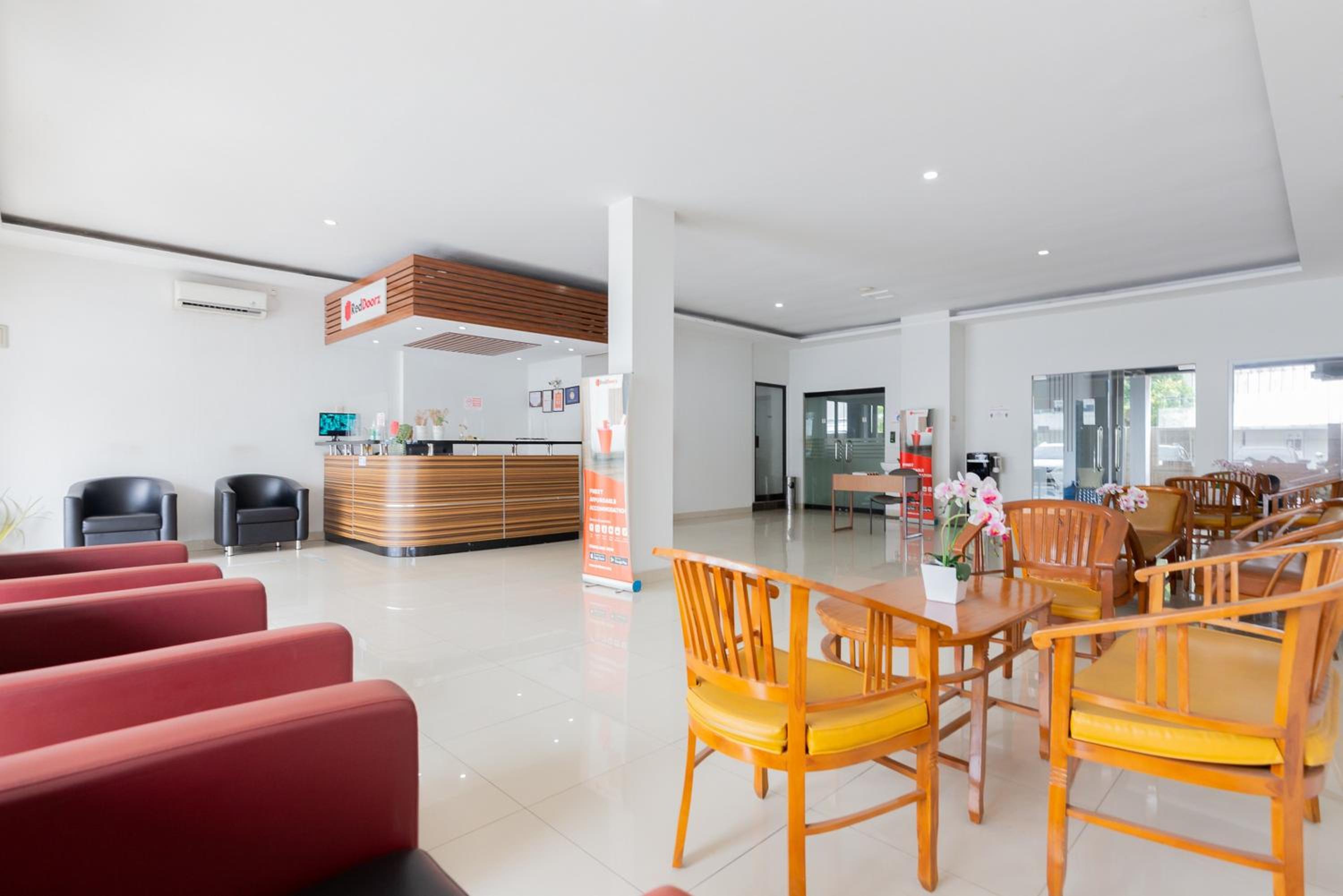 RedDoorz Plus near Living Plaza Jababeka, Bekasi - 17