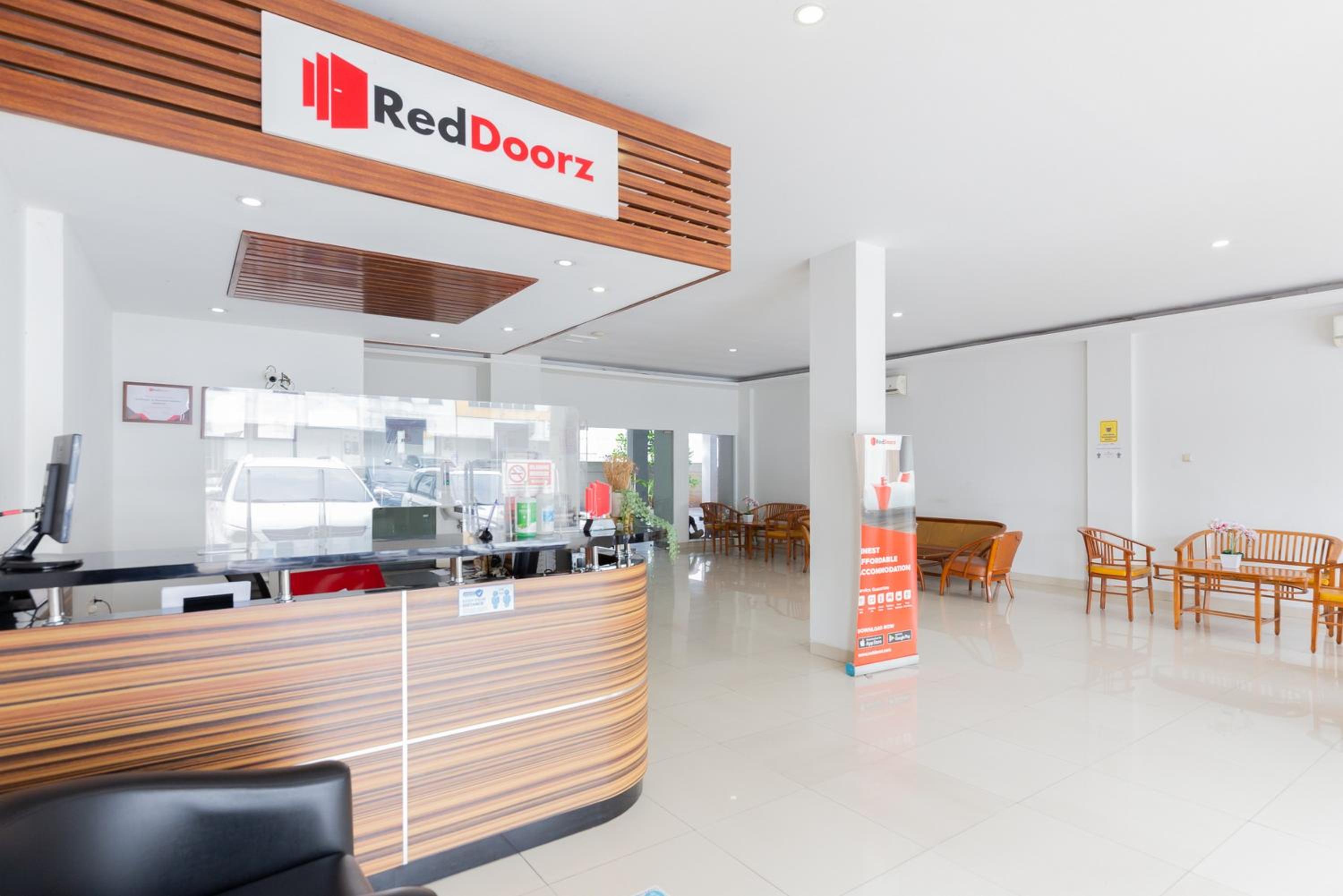 RedDoorz Plus near Living Plaza Jababeka