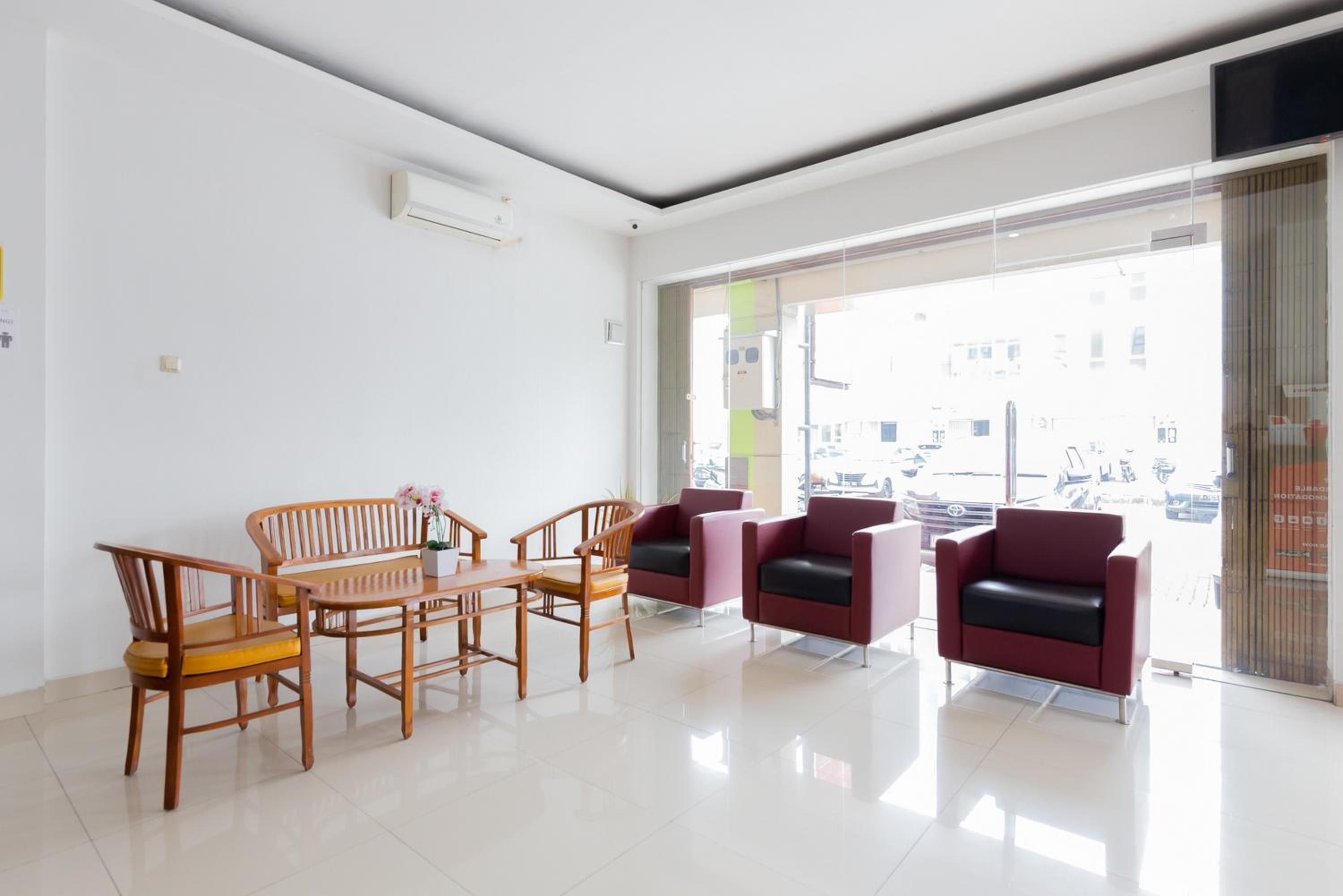 RedDoorz Plus near Living Plaza Jababeka