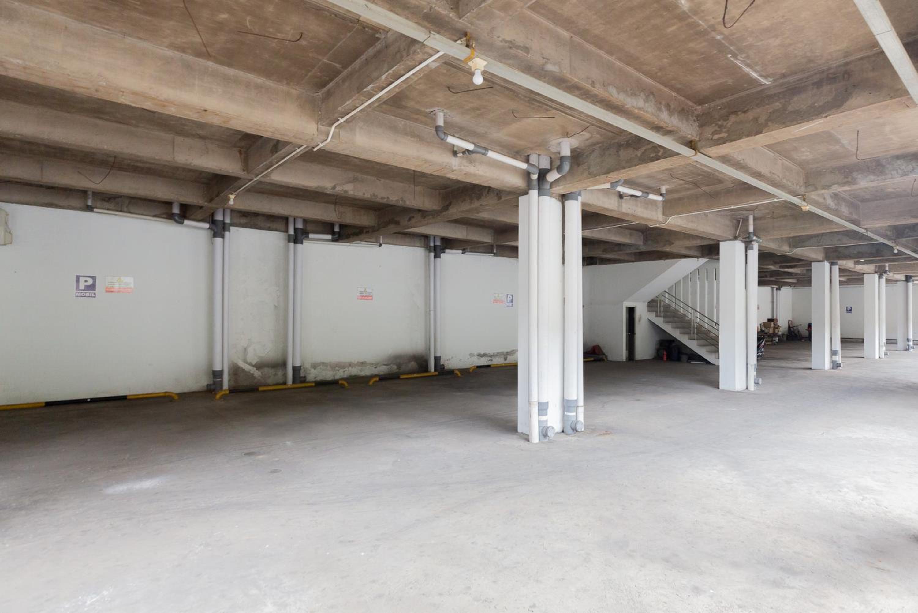 RedDoorz Plus near Living Plaza Jababeka