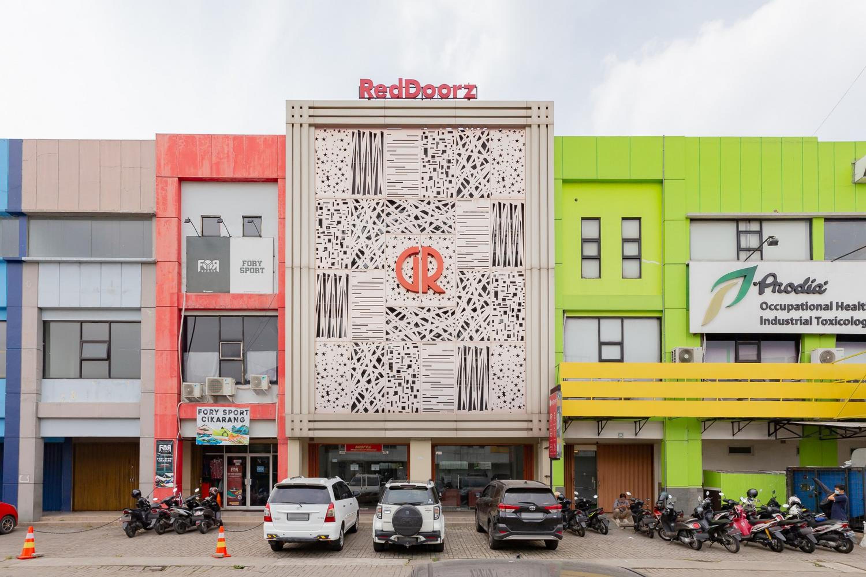 RedDoorz Plus near Living Plaza Jababeka