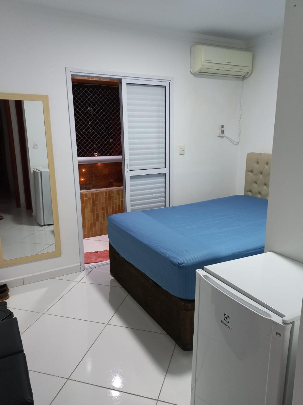 Apto Alto padrão com grande sacada 1 quadra e meia da Praia (Ocian)