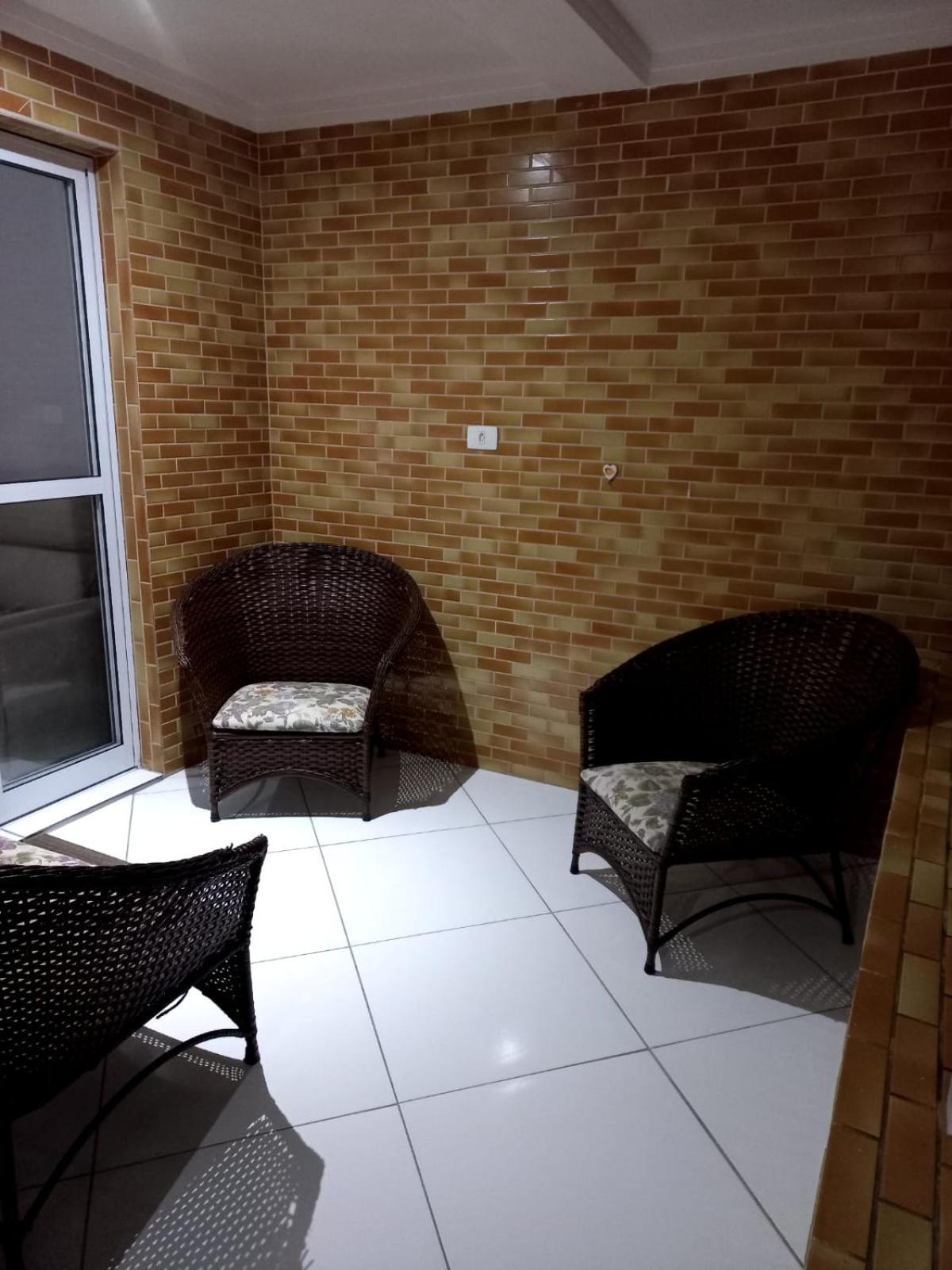 Apto Alto padrão com grande sacada 1 quadra e meia da Praia (Ocian)