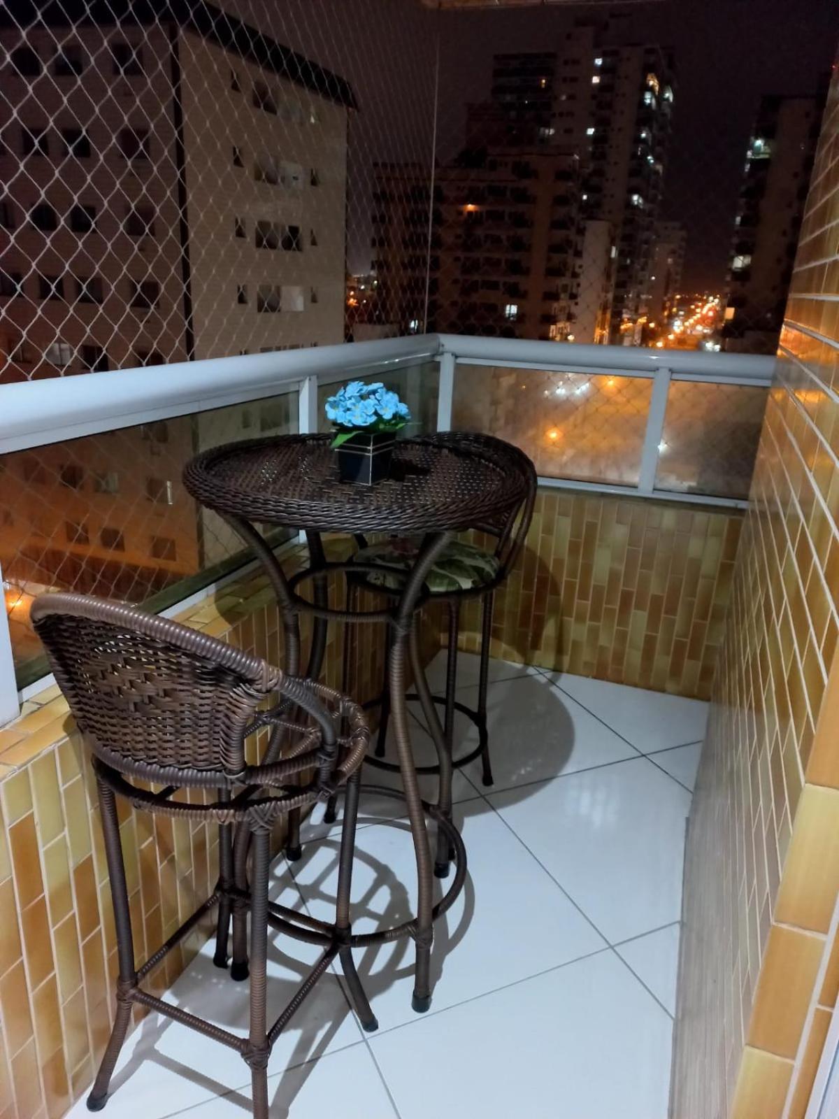 Apto Alto padrão com grande sacada 1 quadra e meia da Praia (Ocian)