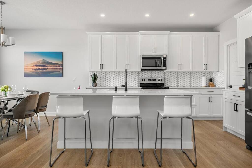 Bright & Spacious 3 Beds Luxury Home in SE Calgary
