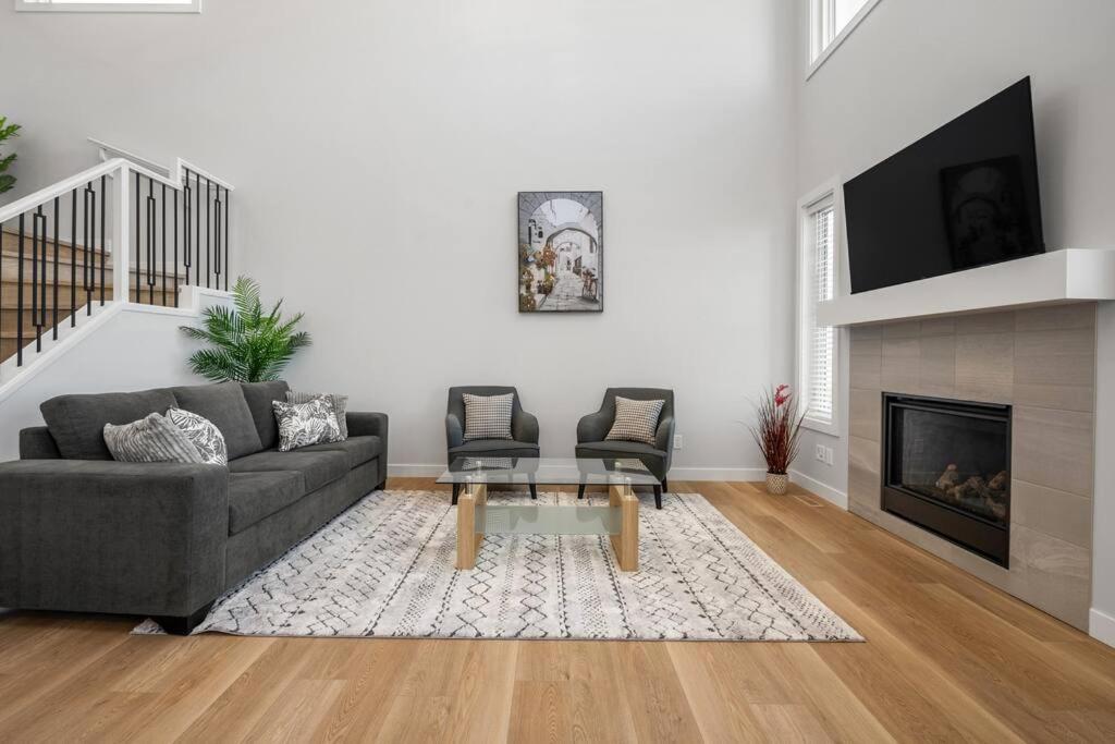 Bright & Spacious 3 Beds Luxury Home in SE Calgary