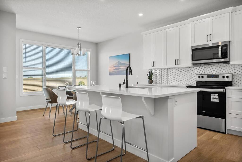 Bright & Spacious 3 Beds Luxury Home in SE Calgary