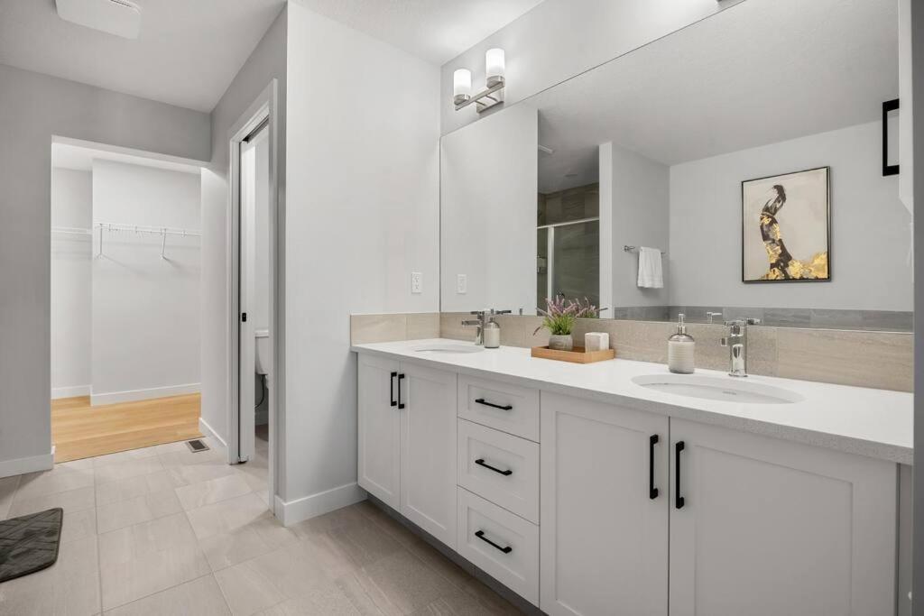 Bright & Spacious 3 Beds Luxury Home in SE Calgary
