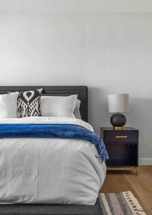 Bright & Spacious 3 Beds Luxury Home in SE Calgary