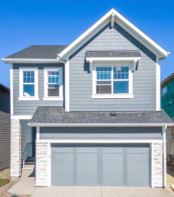 Bright & Spacious 3 Beds Luxury Home in SE Calgary