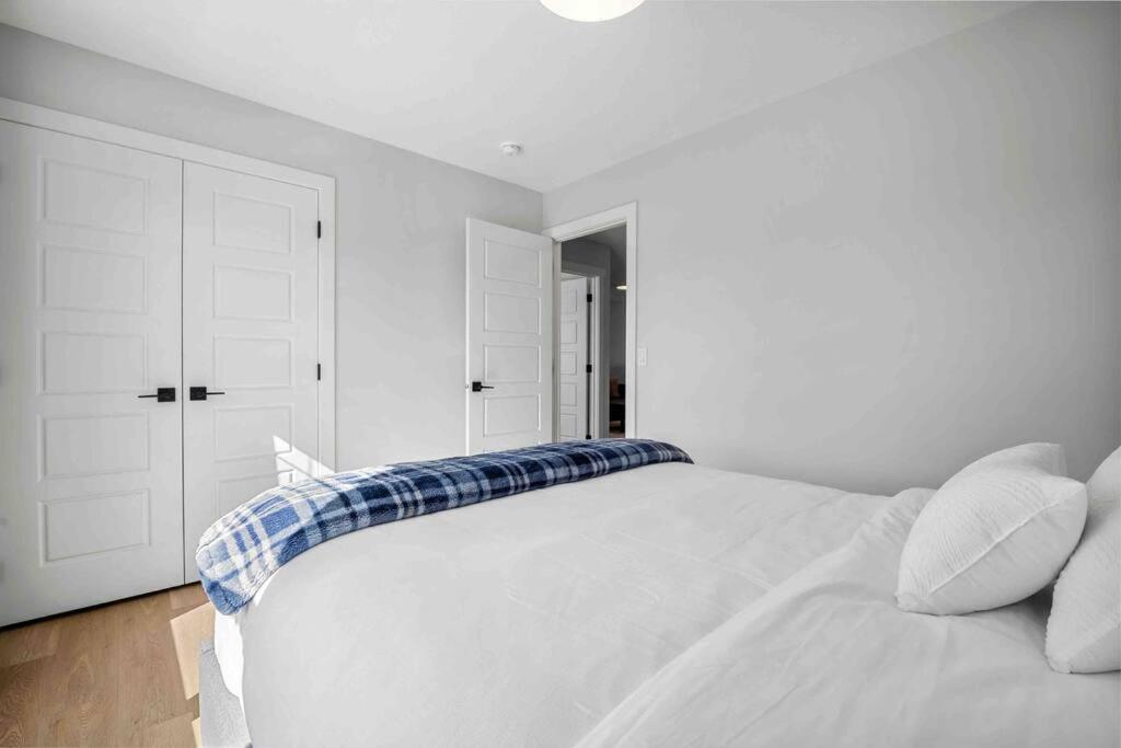 Bright & Spacious 3 Beds Luxury Home in SE Calgary