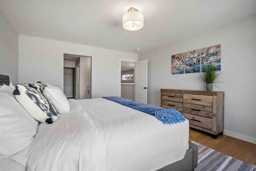 Bright & Spacious 3 Beds Luxury Home in SE Calgary