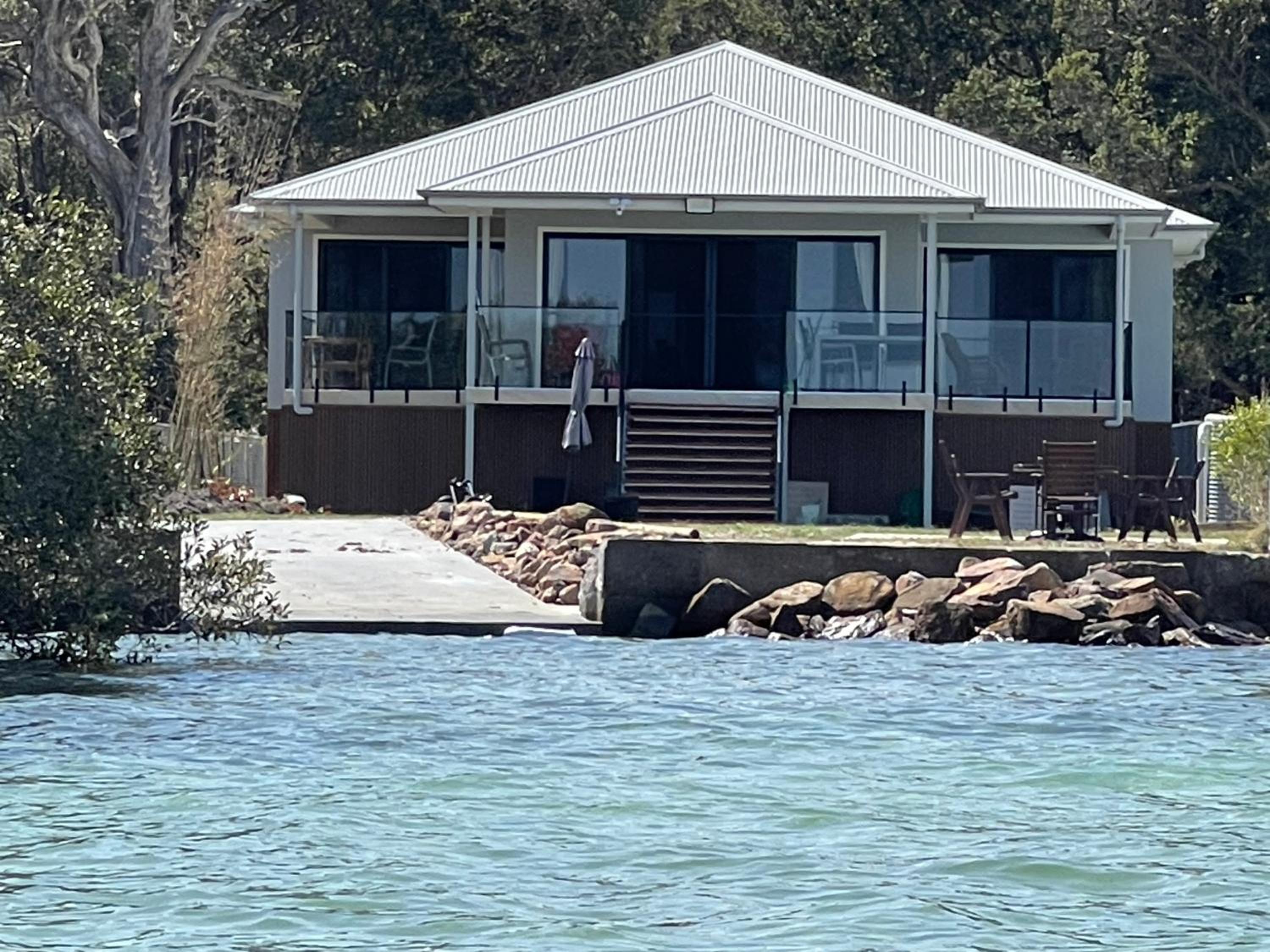 ABSOLUTE BEACHFRONT Port Stephens - Pindimar Beach House