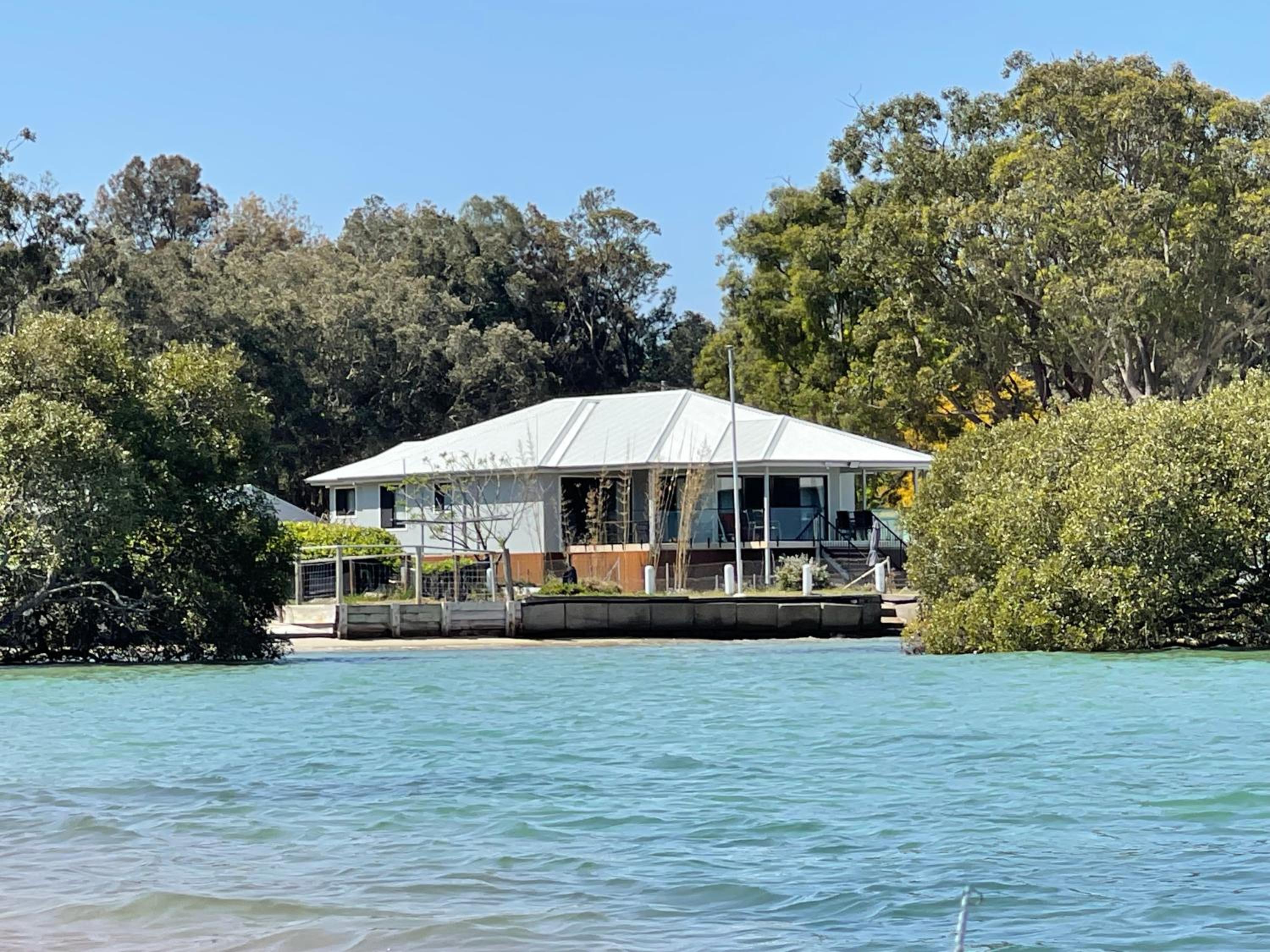 ABSOLUTE BEACHFRONT Port Stephens - Pindimar Beach House