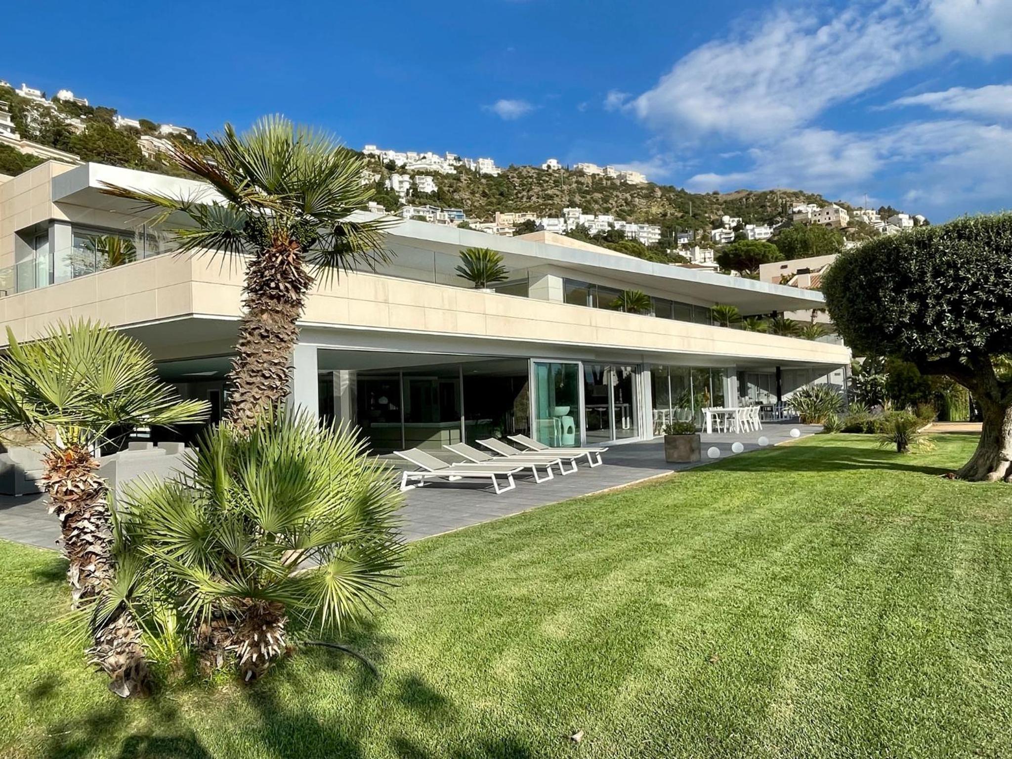Casa Llosa view 3