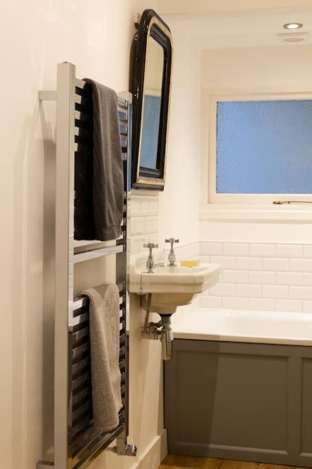 Perfect Brighton getaway near beach, town, station view 3