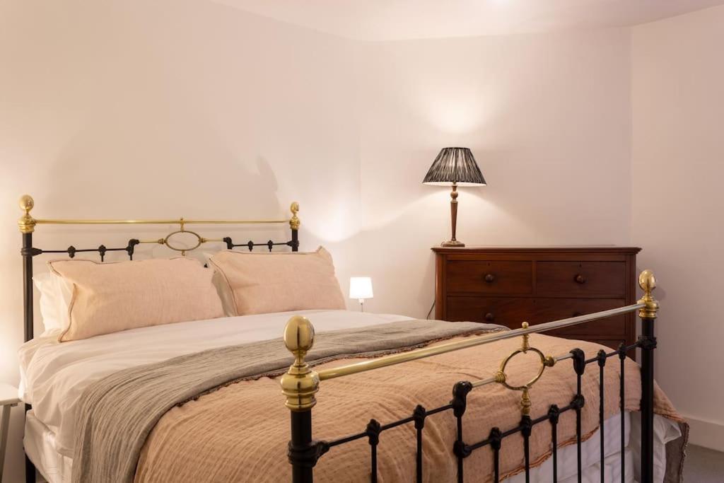 Perfect Brighton getaway near beach, town, station view 5