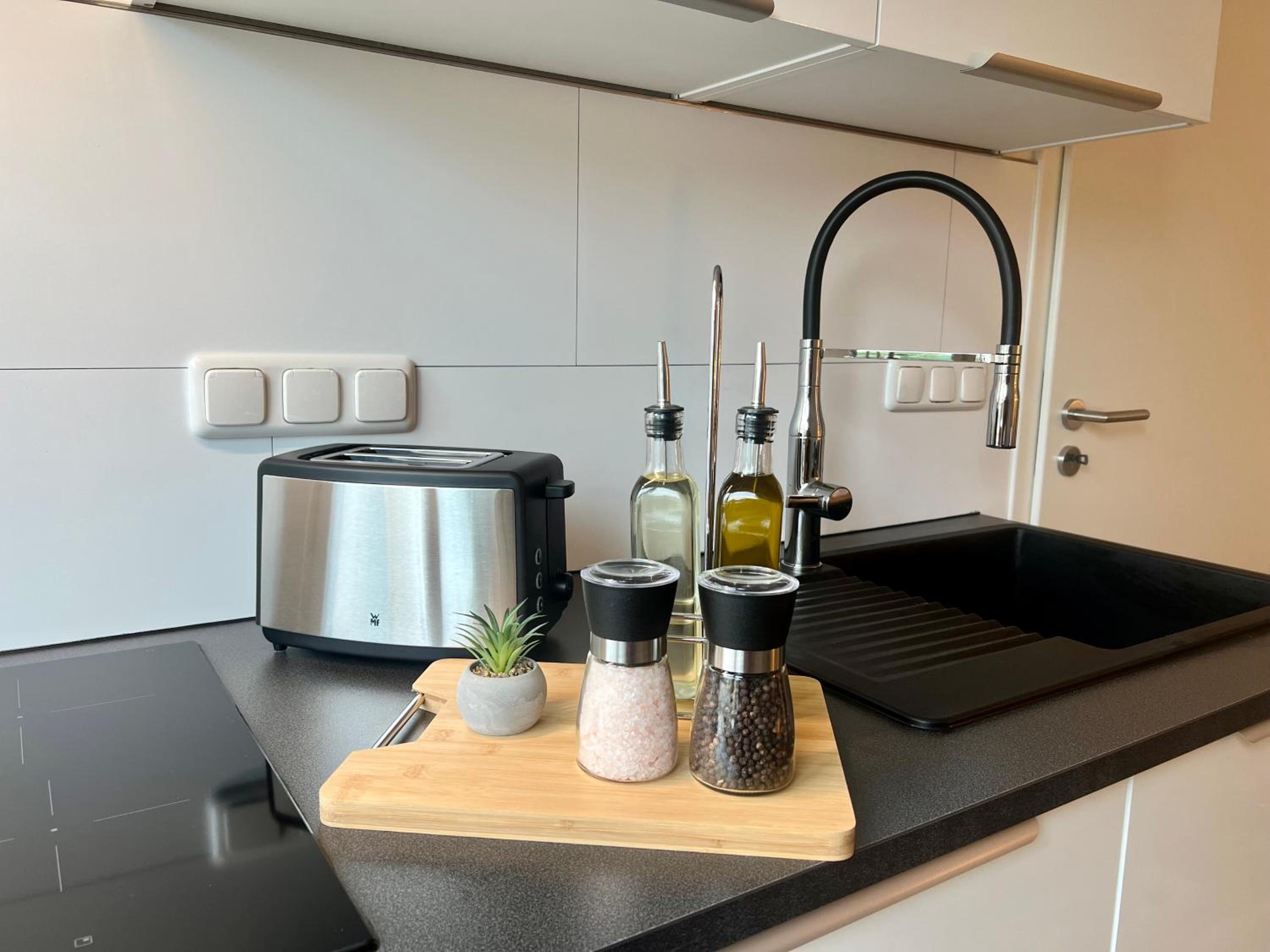 Design Apartment mit Balkon - Küche - Netflix