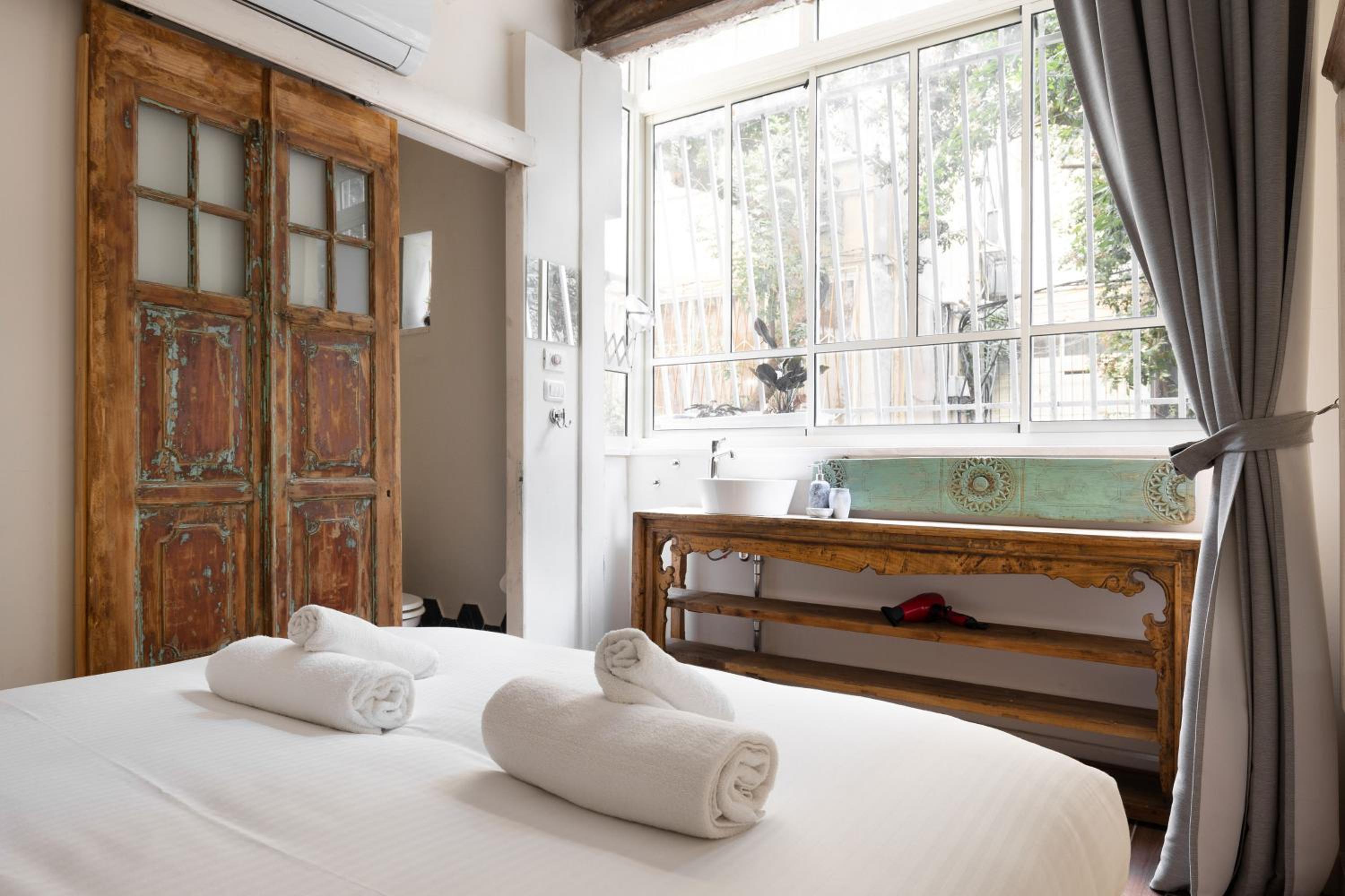Radiant 2BR Apt 5 Min Walk from Beach in Tel Aviv with Shelter by Sea N' Rent view 4