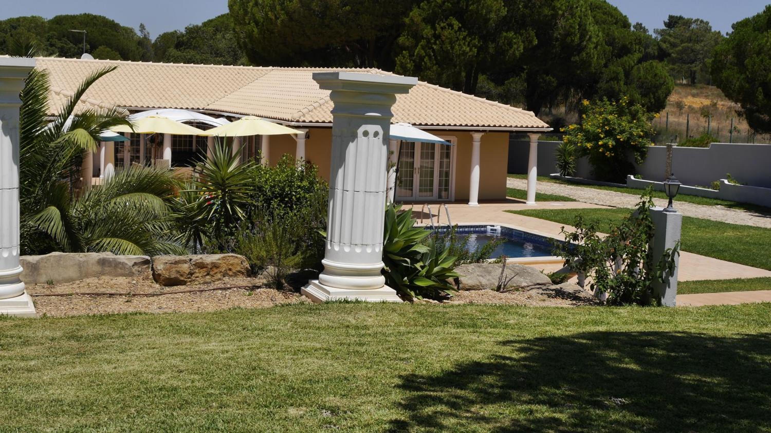 Villa with pool children Very welcome Algarve Portugal for 10 people view 3