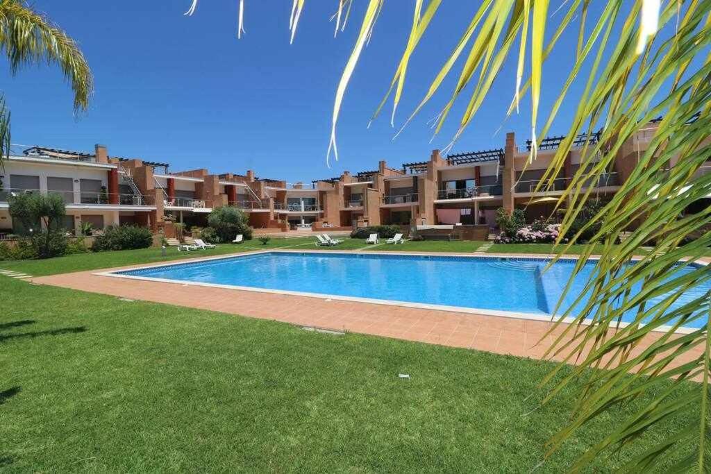 Millennium golf by FHR piscina & parking view 3