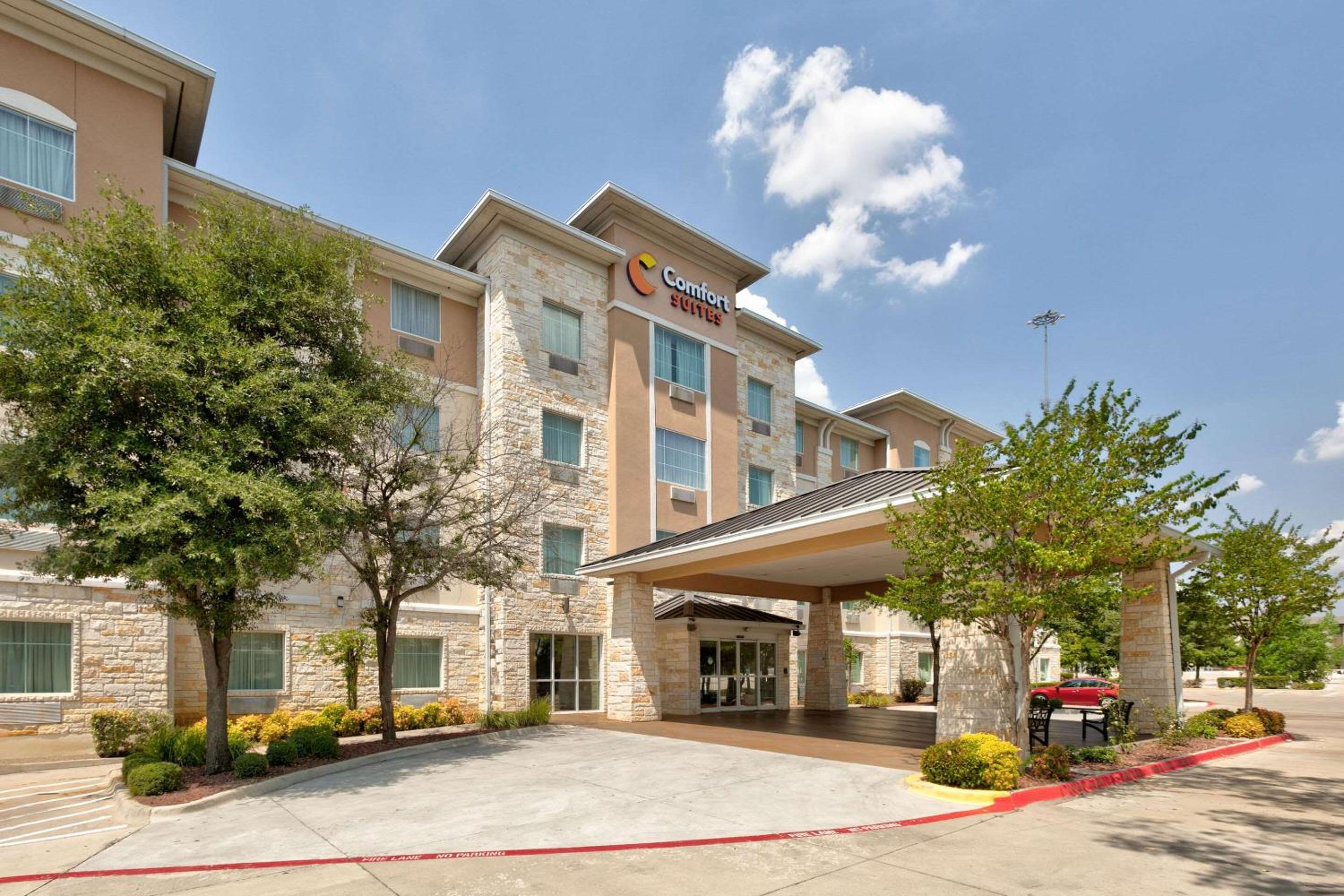 Hotel Comfort Suites Arlington - Entertainment District - Image 1