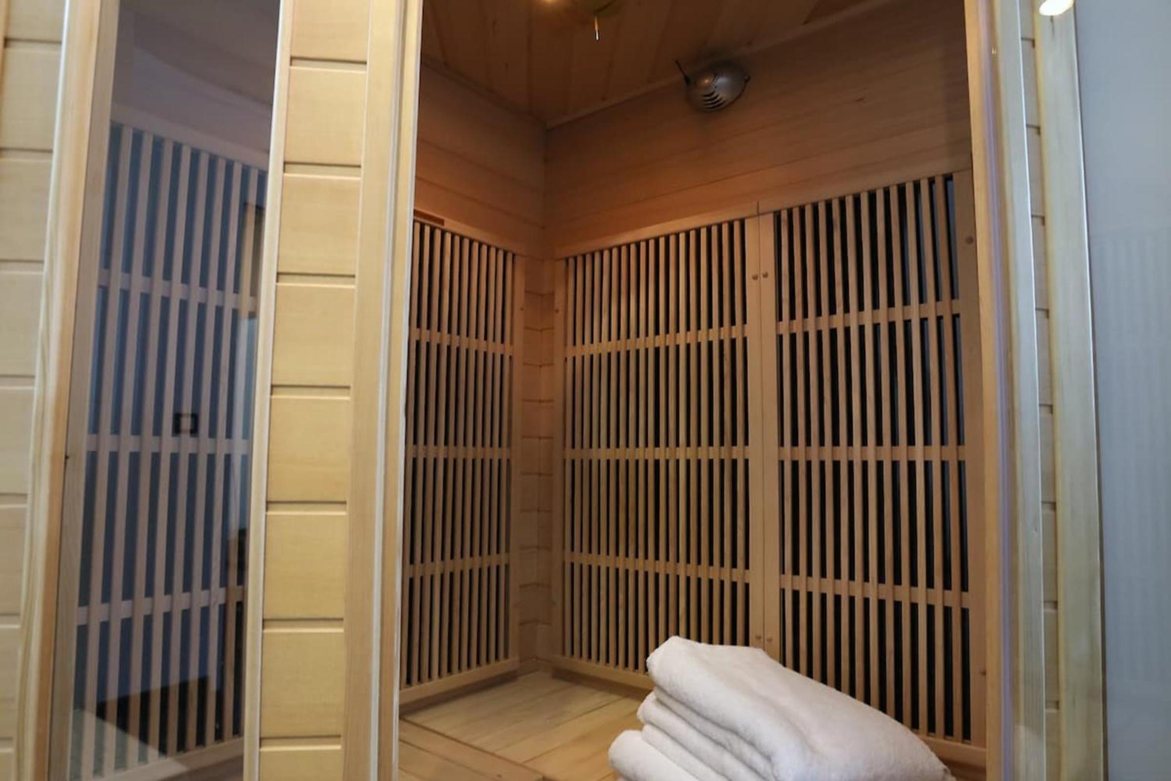 2 bd apartment with sauna in the center of Annecy