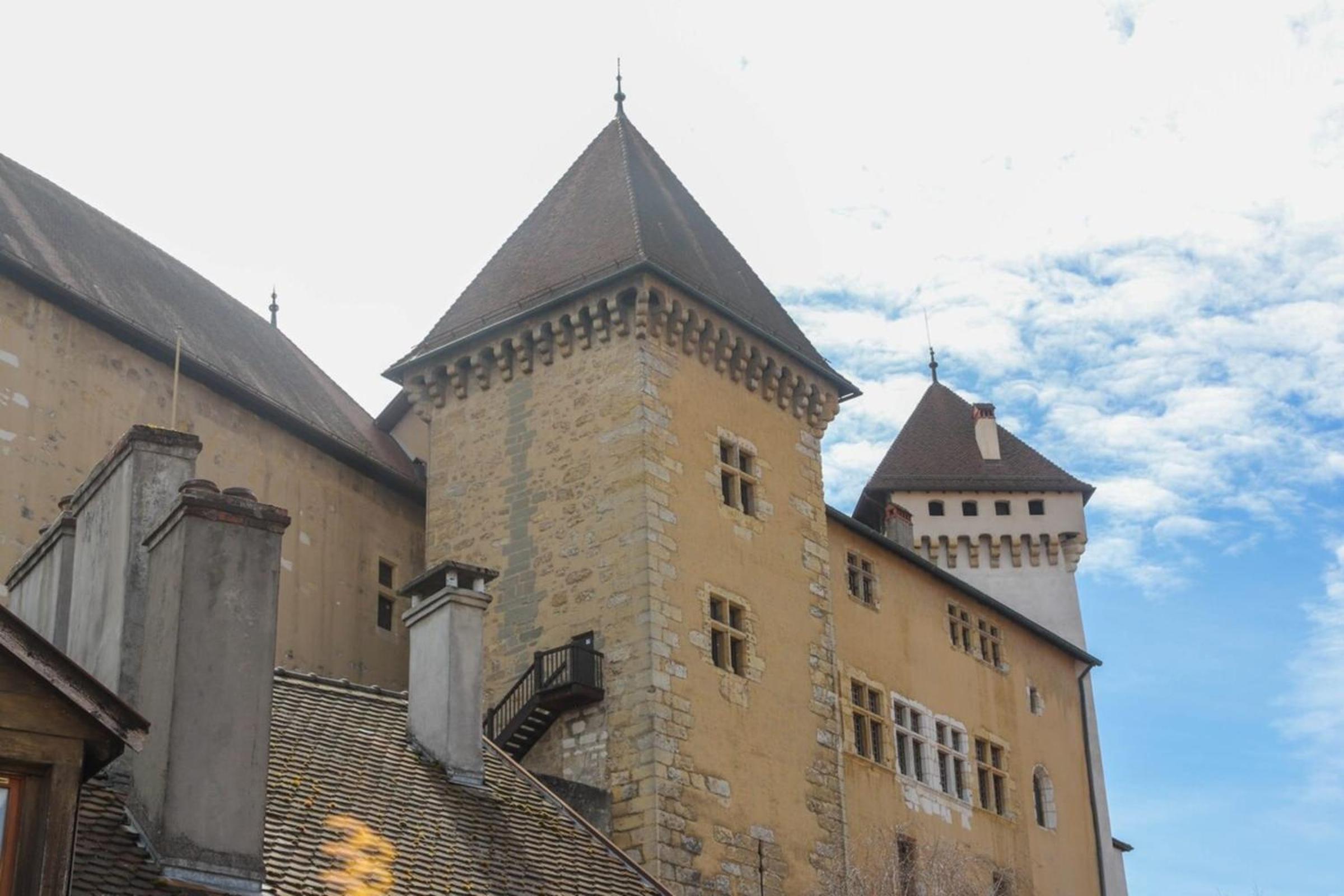 2 bd apartment with sauna in the center of Annecy