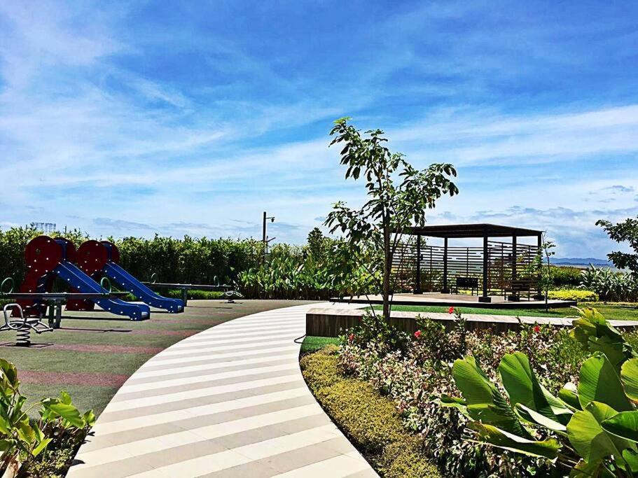 Modern Oasis - Near Abreeza Mall with Netflix & HBO view 2