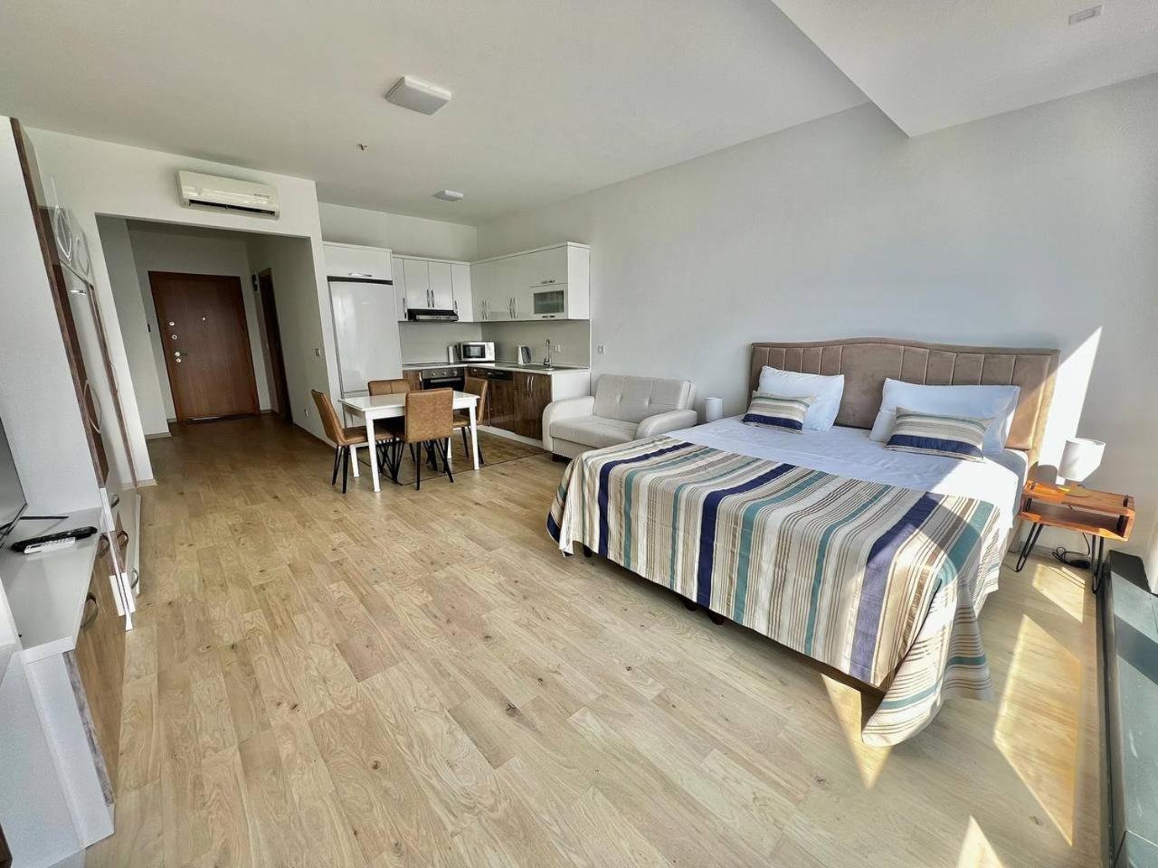 Apartments with sea and mountain views, Portа Batumi Tower view 3